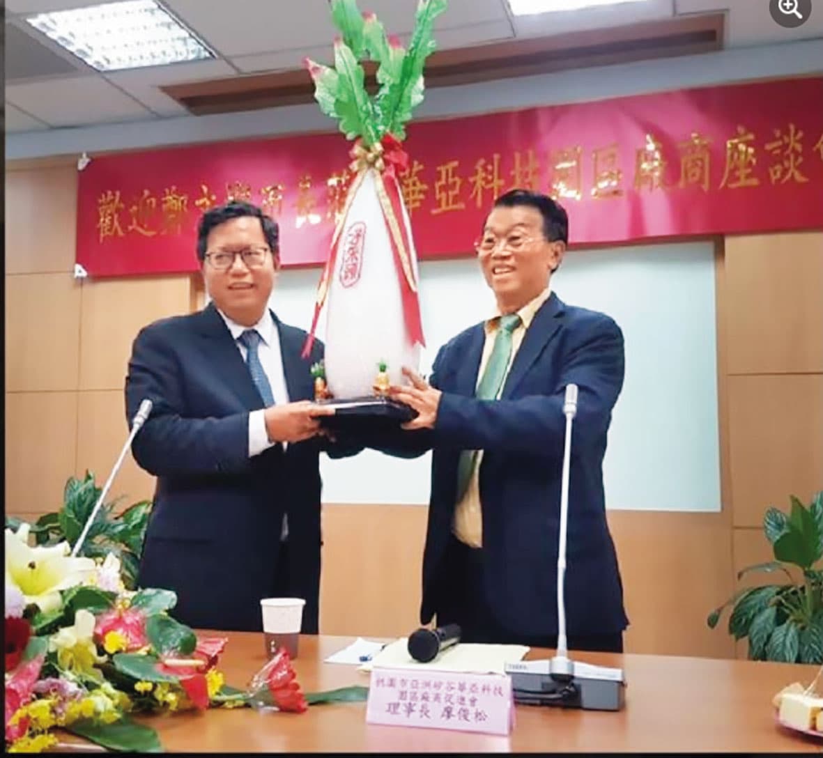 廖俊松（右）多次請託鄭文燦在開發案協助，將於5月19日出庭作證。（翻攝畫面）