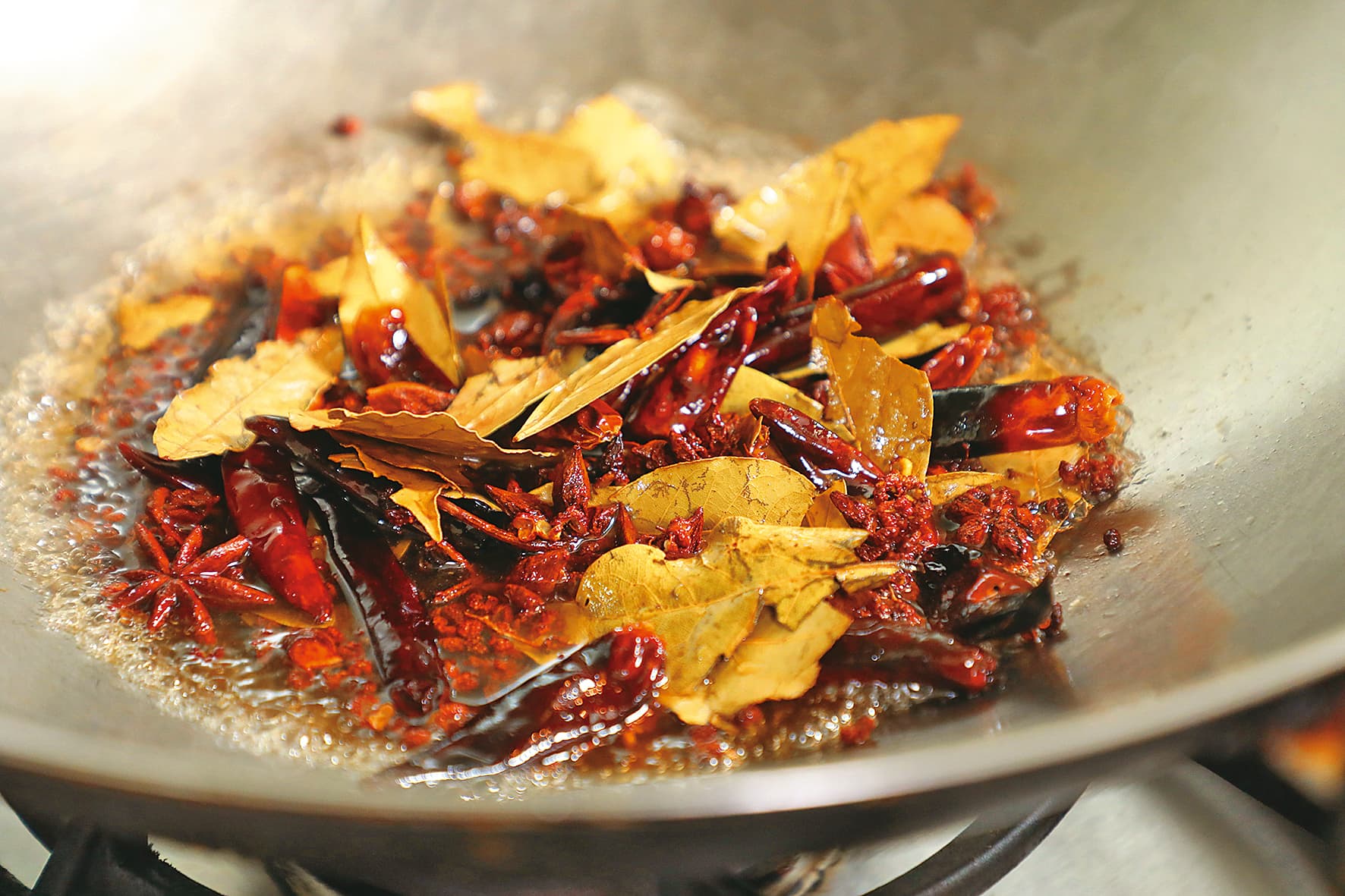 炒香花椒粒、乾辣椒、香葉(月桂葉)及八角,加水過濾後即得香料水。
