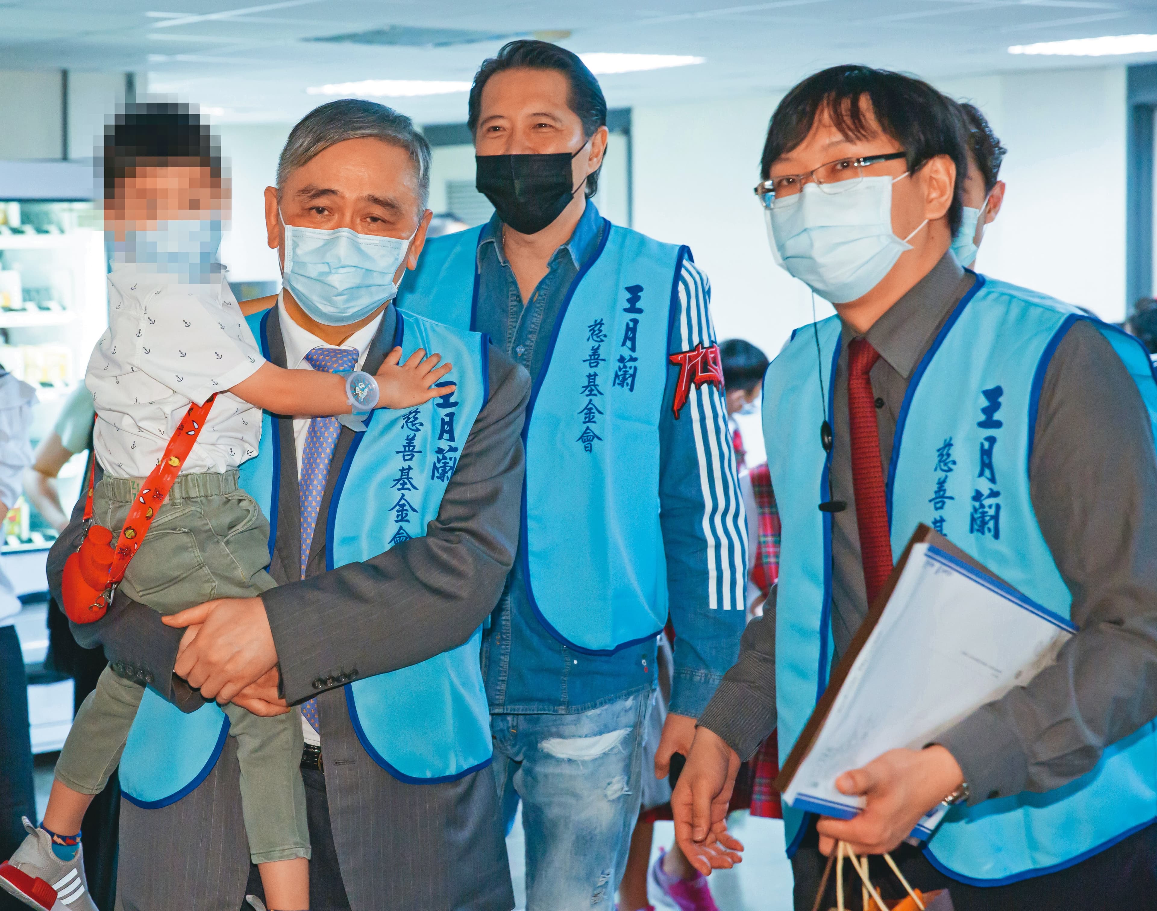王文洋(左二)寵愛外孫(左一),曾多次抱著出席集團公開活動。
