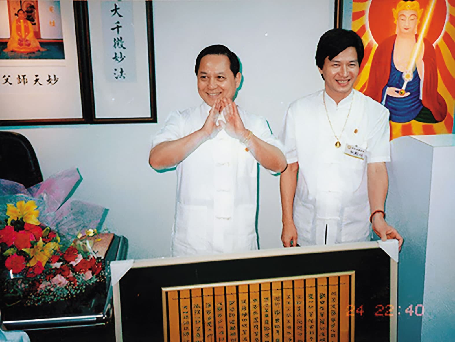 侯娟妃是妙禪(右)弟子,她的前夫家則是信奉妙天(左)。(翻攝釋迦牟尼佛救世基金會官網)