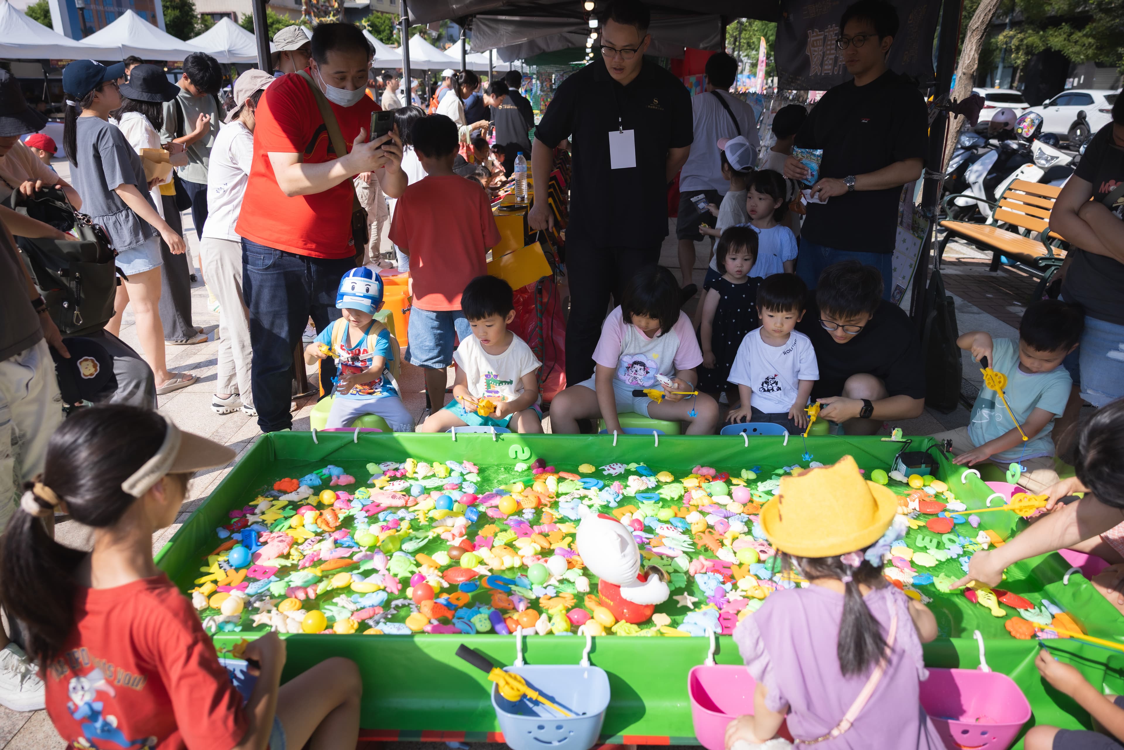 活動當天於金雅公園打造市集活動,除了有好吃、好喝的免費參與住戶兌換外,也安排許多互動遊戲讓小朋友開心享受美好午后。