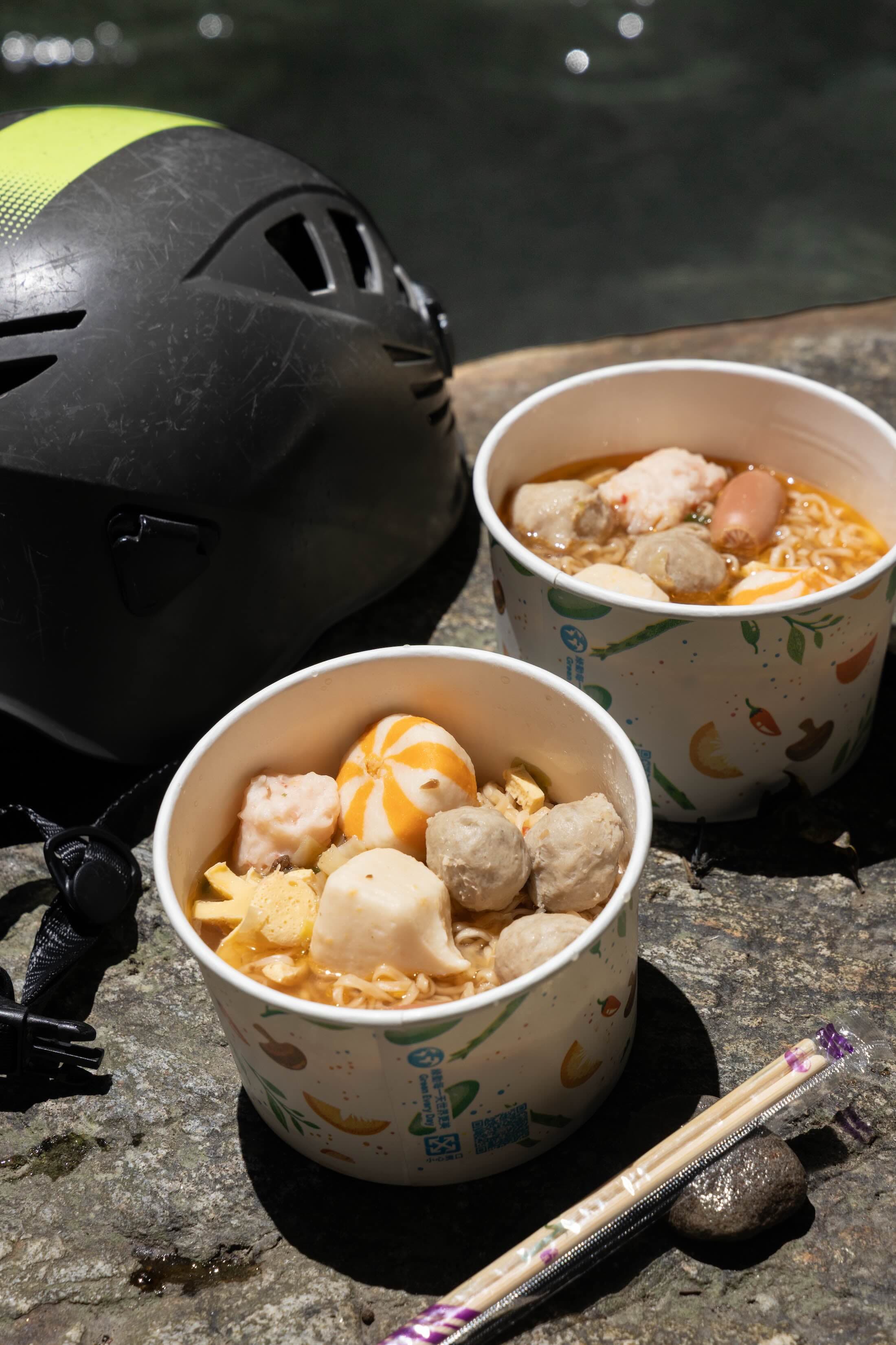 午餐是在溪邊野炊的大鍋麵,以泡麵為基底,加入多種丸子。