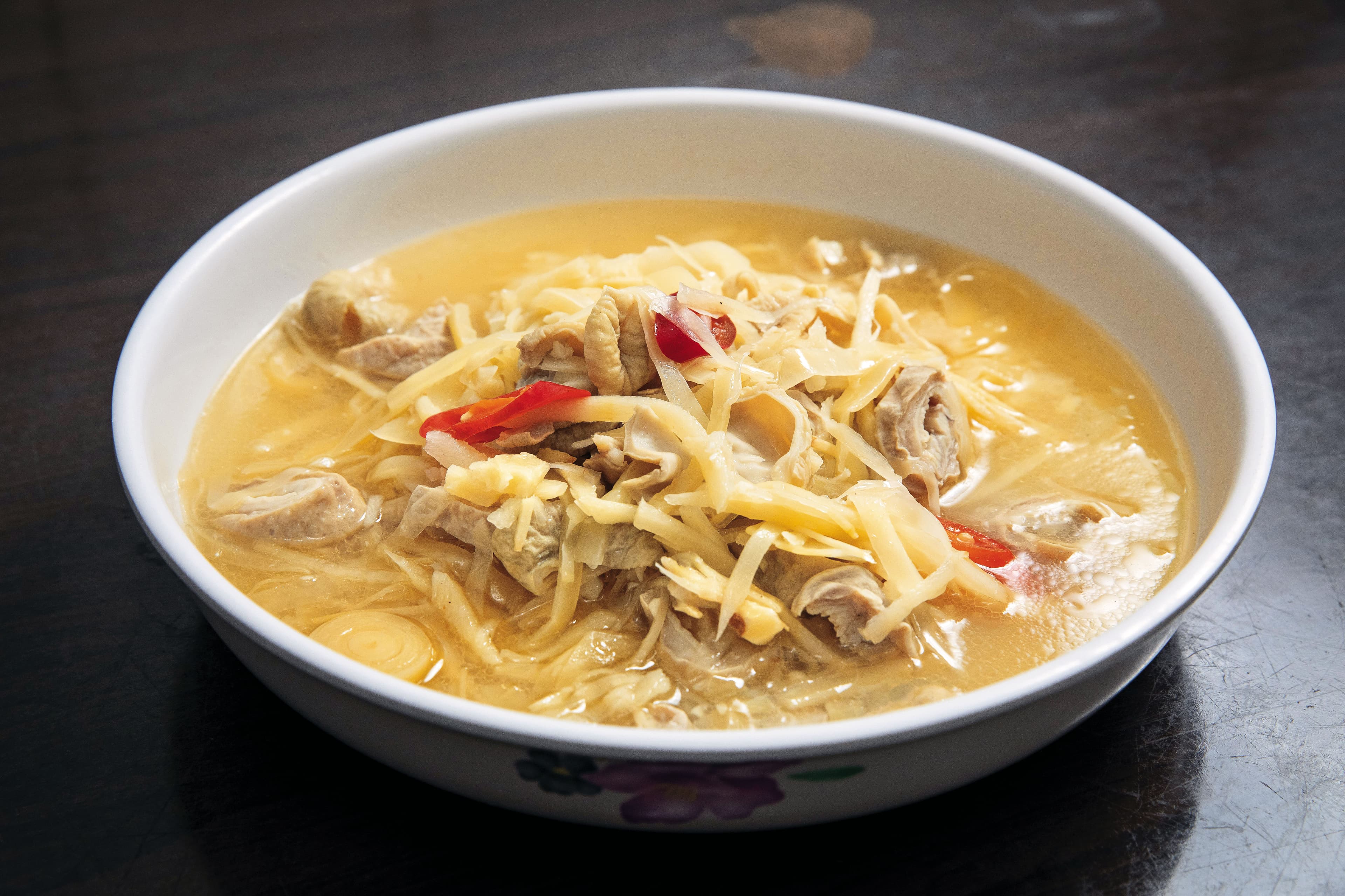 筍絲大腸使用江明苓自家種的竹筍醃製,酸香開胃下飯。(350元/大份)