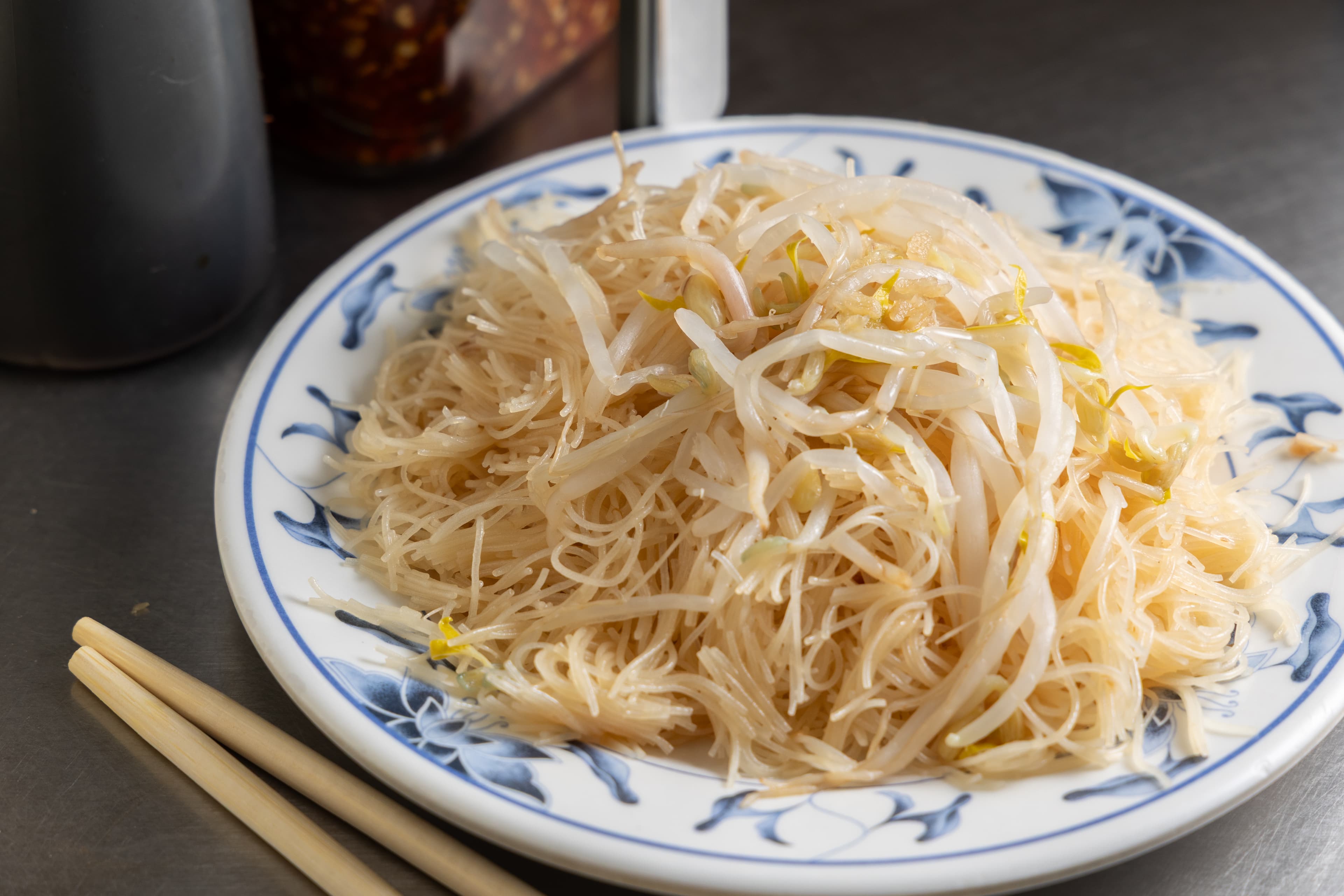 帶有濃郁豬油香氣與蒜酥的古早味米粉炒,也是必點的美味料理。(鄭祺耀攝)
