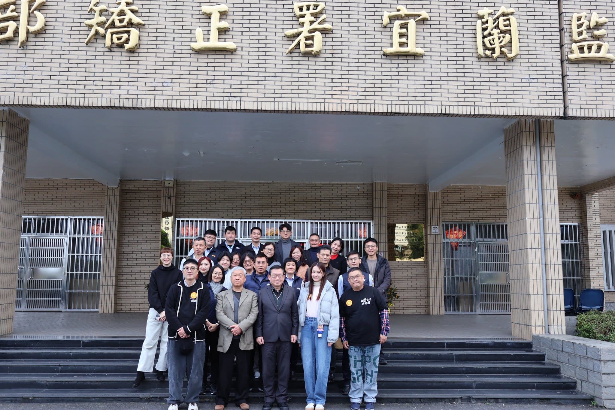 《陽光女子合唱團》導演林孝謙上週與藝人安心亞回到宜蘭監獄,受到收容人的熱烈歡迎。(翻攝自林孝謙臉書)