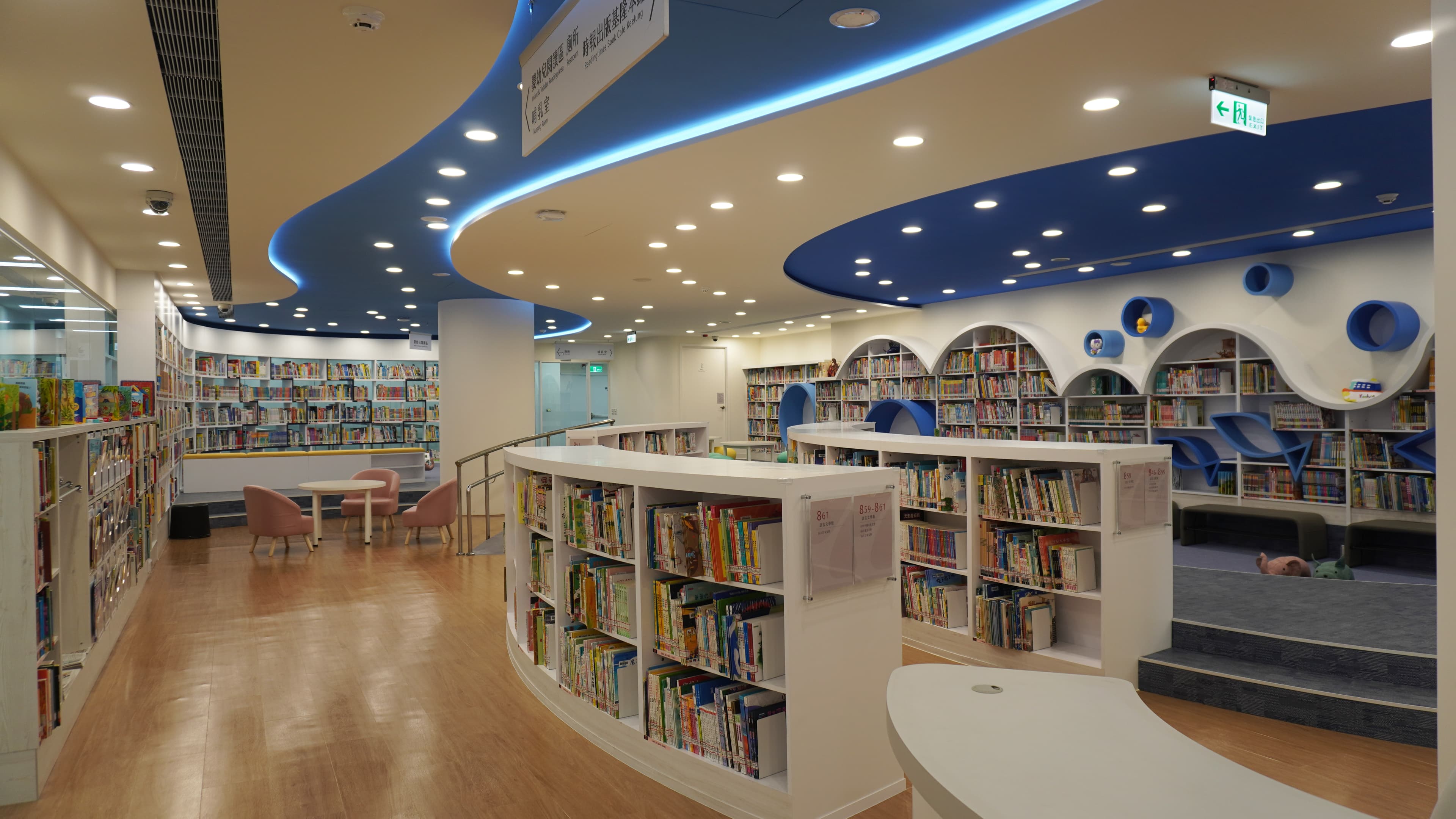 兒童室以童趣的海洋意象打造,並首度與具影響力的閱讀品牌時報出版異業合作設置專區,定期規劃主題書展。