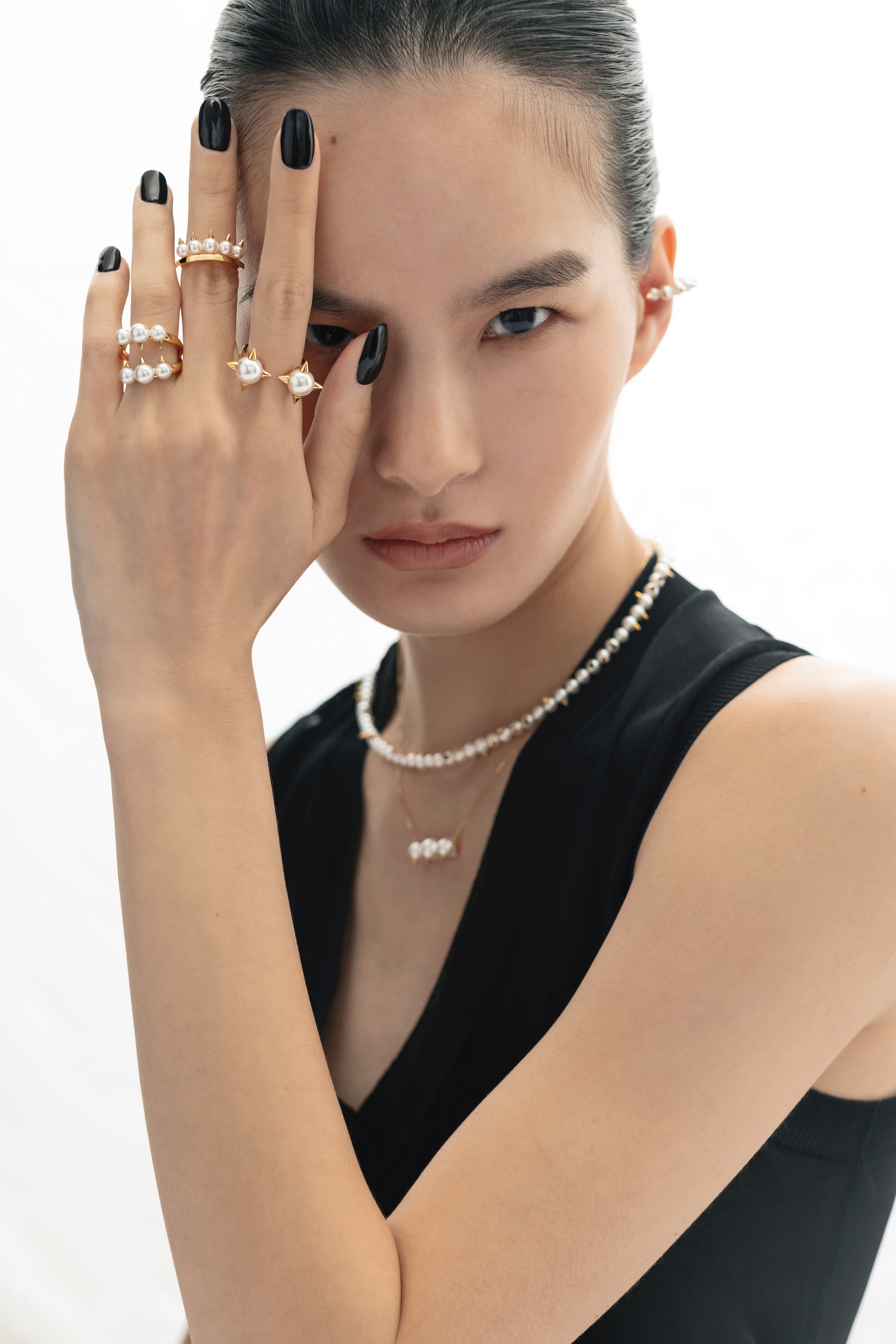 TASAKI danger tribe阿古屋珍珠&18K黃金耳骨夾 NT$69,800 by TASAKI／（右）TASAKI danger orb阿古屋珍珠&18K黃金戒指 NT$150,000 by TASAKI／（中）TASAKI danger plus阿古屋珍珠&18K黃金戒指 NT$88,800 by TASAKI／（左）TASAKI danger signature阿古屋珍珠&18K黃金戒指 NT$101,000 by TASAKI／（上）TASAKI danger阿古屋珍珠&18K黃金項鍊 NT$228,000 by TASAKI／（下）TASAKI danger neo阿古屋珍珠&18K黃金項鍊 NT$79,300 by TASAKI／針織背心 價格店洽 by Fendi
