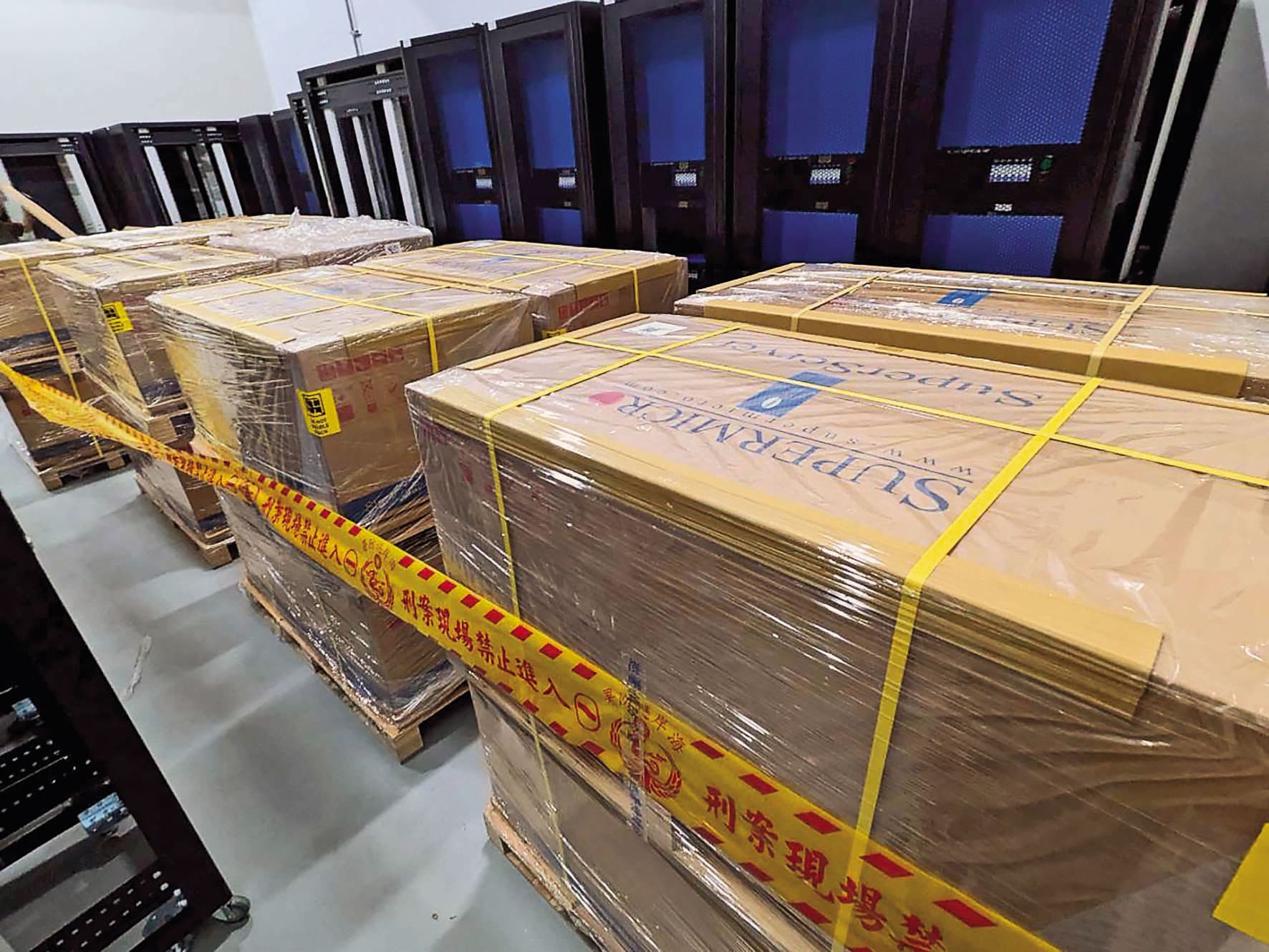 海巡署緊急查扣市值7億元的50台美超微伺服器,懷疑背後有跨國集團趁機盜賣輝達高階晶片。(海巡署提供)