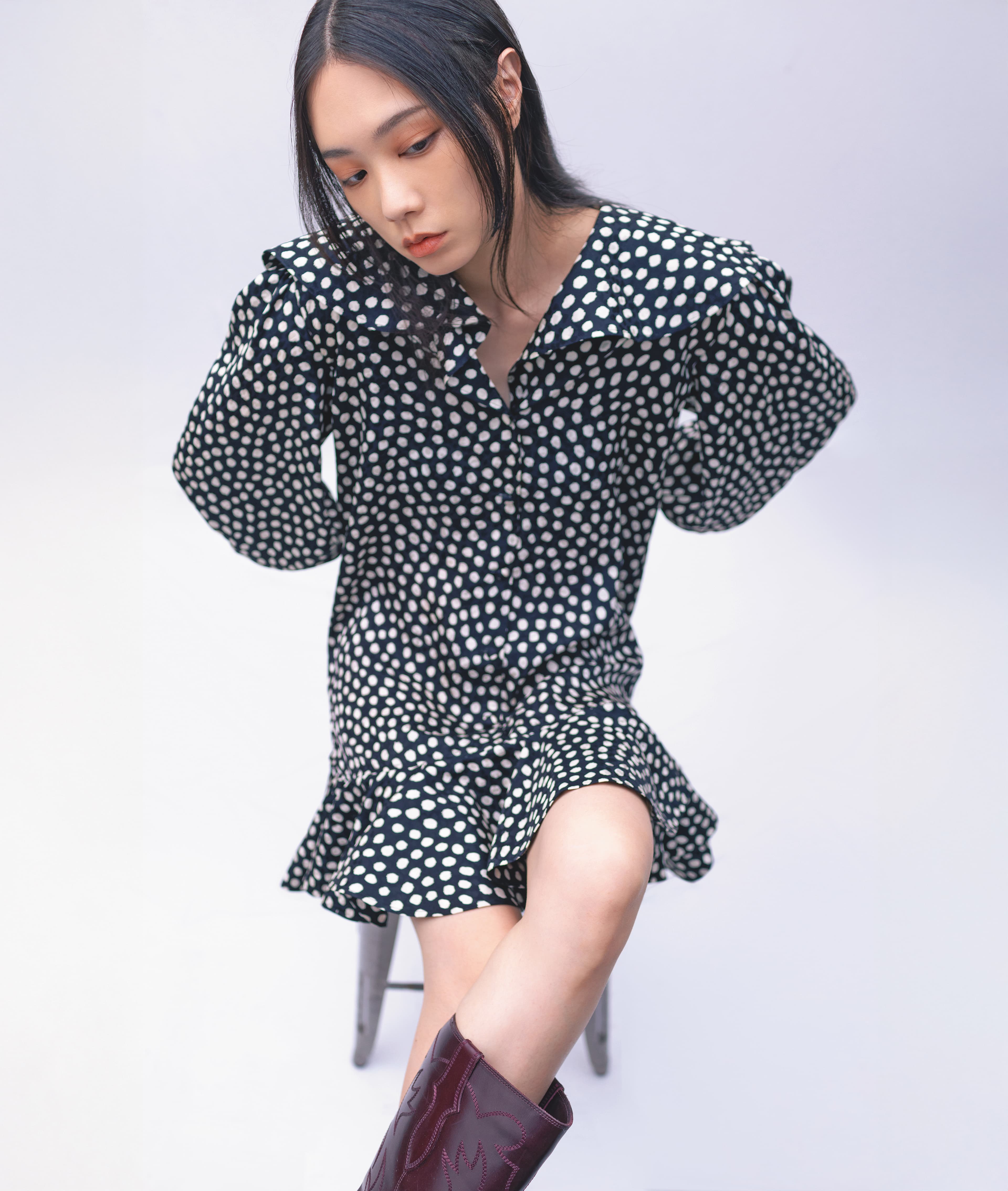 黑白圓點絲質洋裝 NT$83,800 by Chloe；黑色連身背心 價格店洽 by Louis Vuitton。