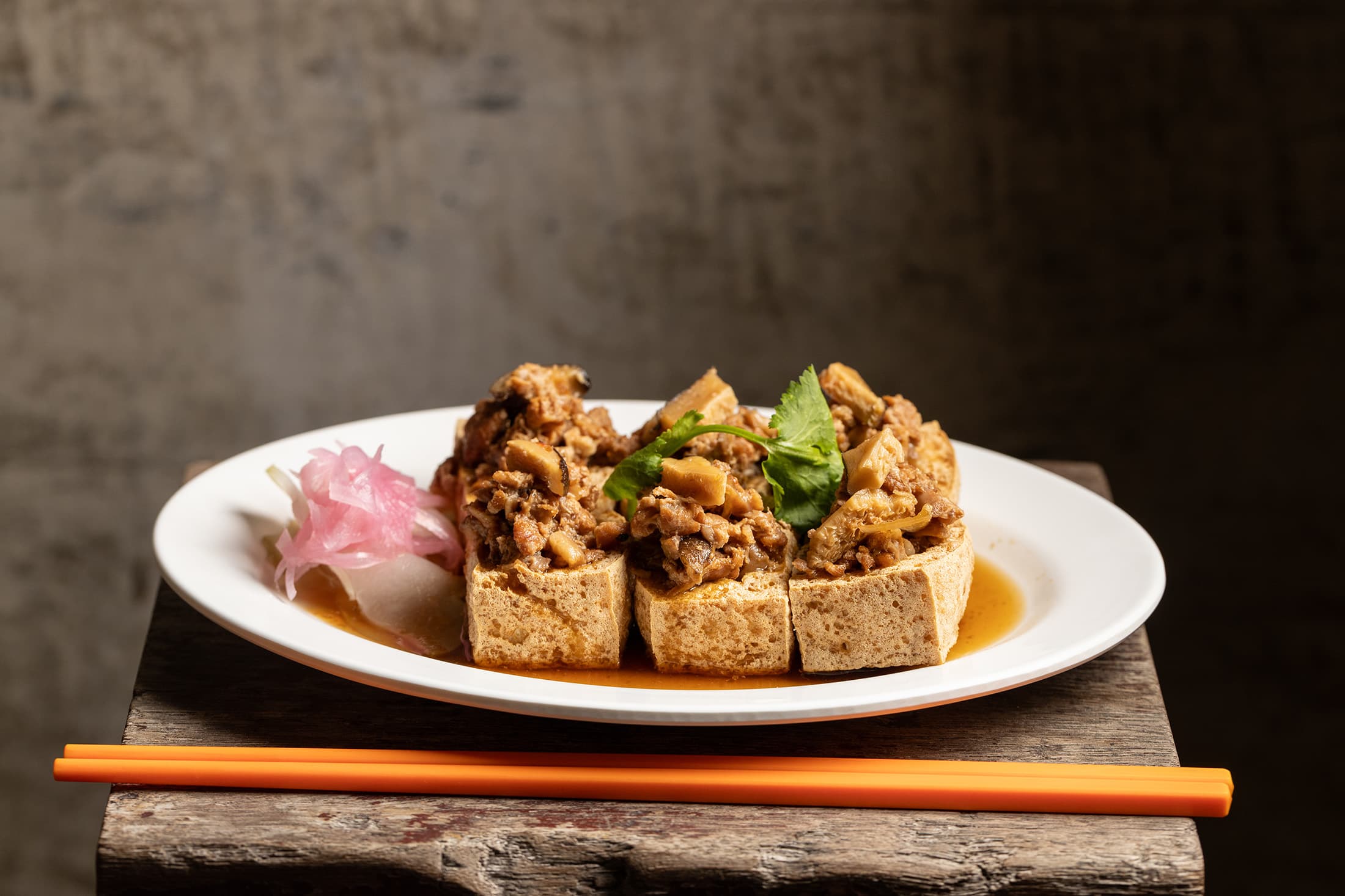 「明月大飯店肉燥」結合Bee母親麵店的肉燥配方,讓兩款台式小吃完美結合(100元/份)
