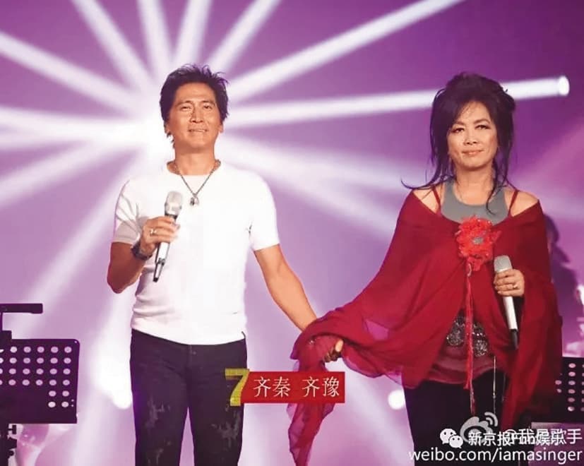 齊秦(左)曾為《我是歌手》第一季首發陣容歌手,齊豫(右)現身擔任助陣嘉賓,姐弟合唱〈夢田〉。(翻攝自微博)