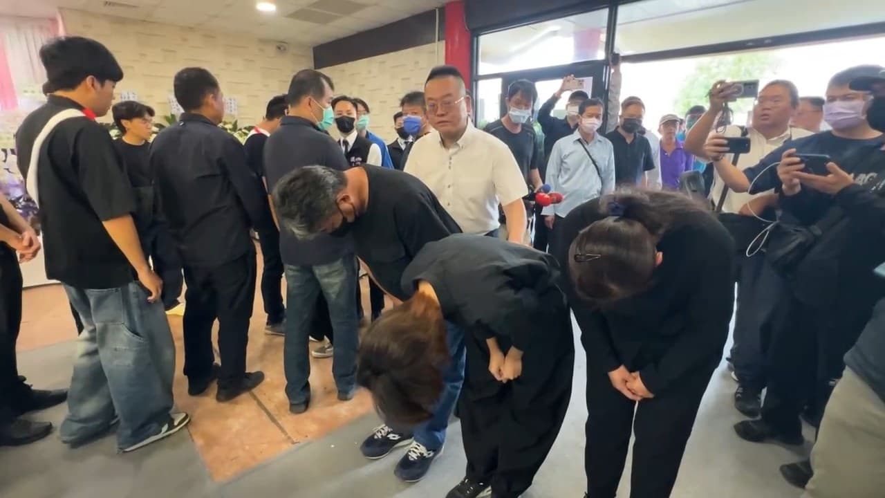 戴女和父母進到靈堂下跪後拈香,但在鞠躬時家屬轉身拒絕接受。(鏡新聞)