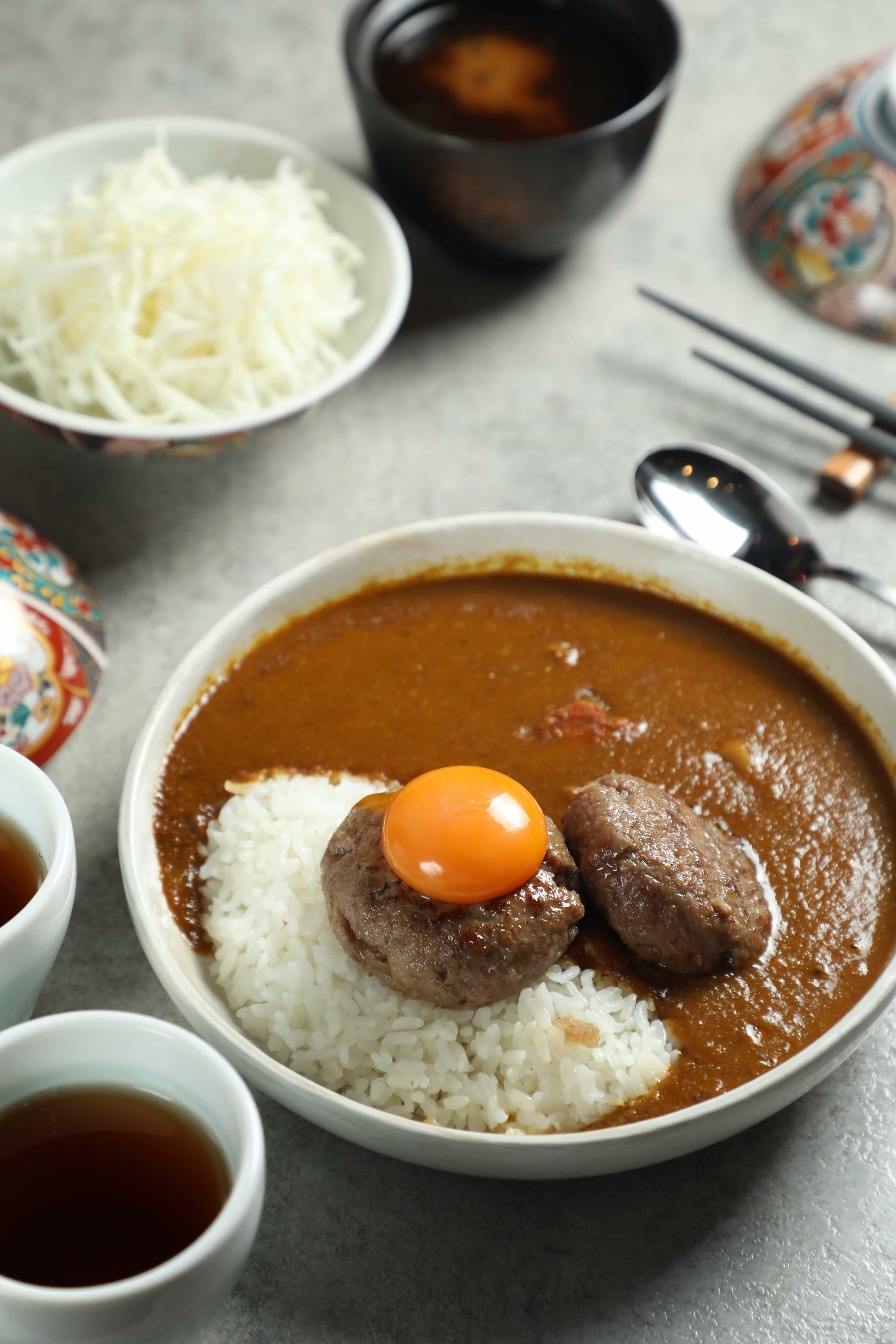 「和牛漢堡排咖哩飯」以手作和牛漢堡排搭配香濃咖哩,每一口都能吃到飽滿肉汁。(520元/份)