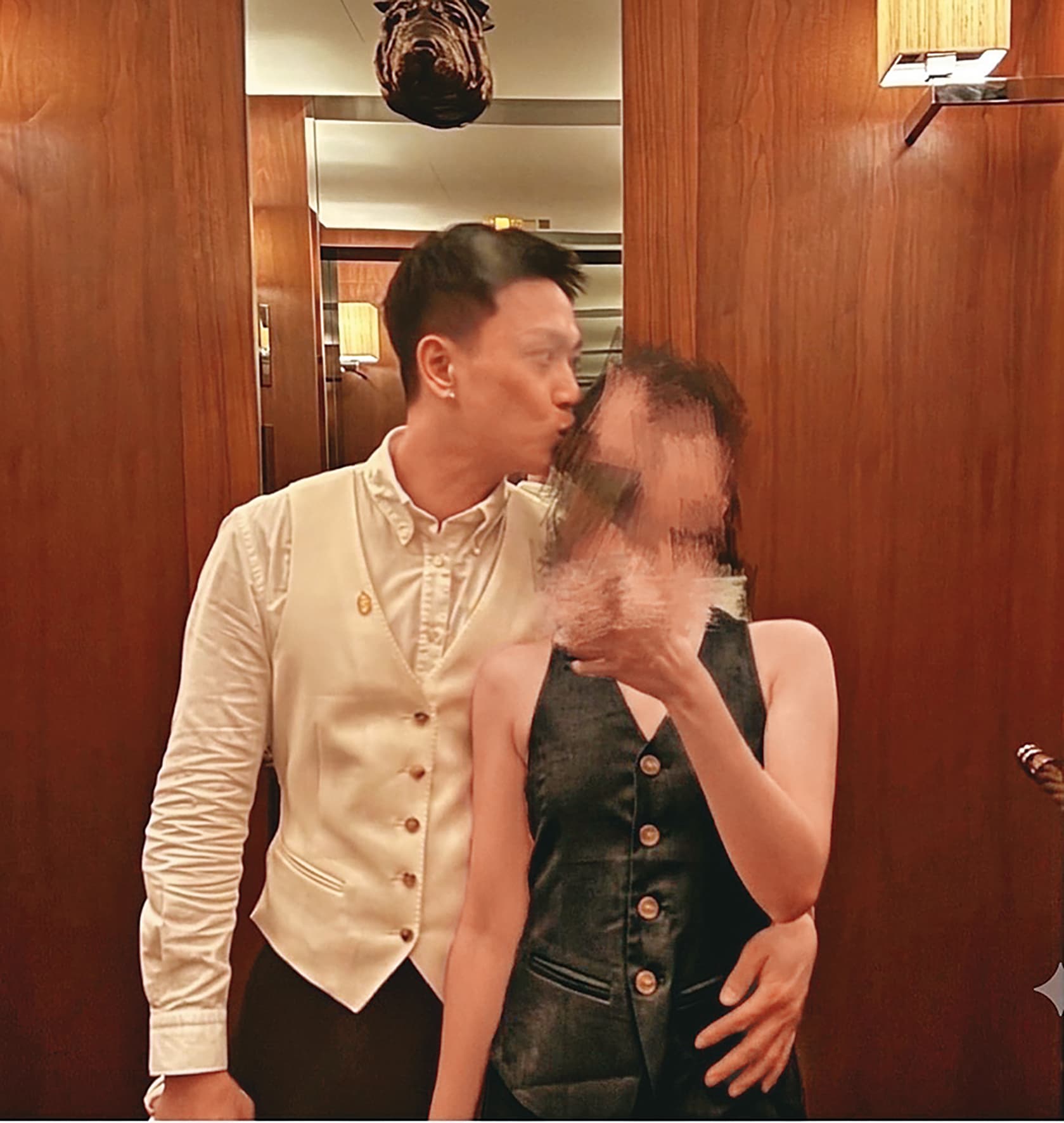 許可宗(左)和女友(右)共赴京都旅遊,在飯店電梯拍下甜蜜照,但期間因酒醉施暴而變調。(A女提供)
