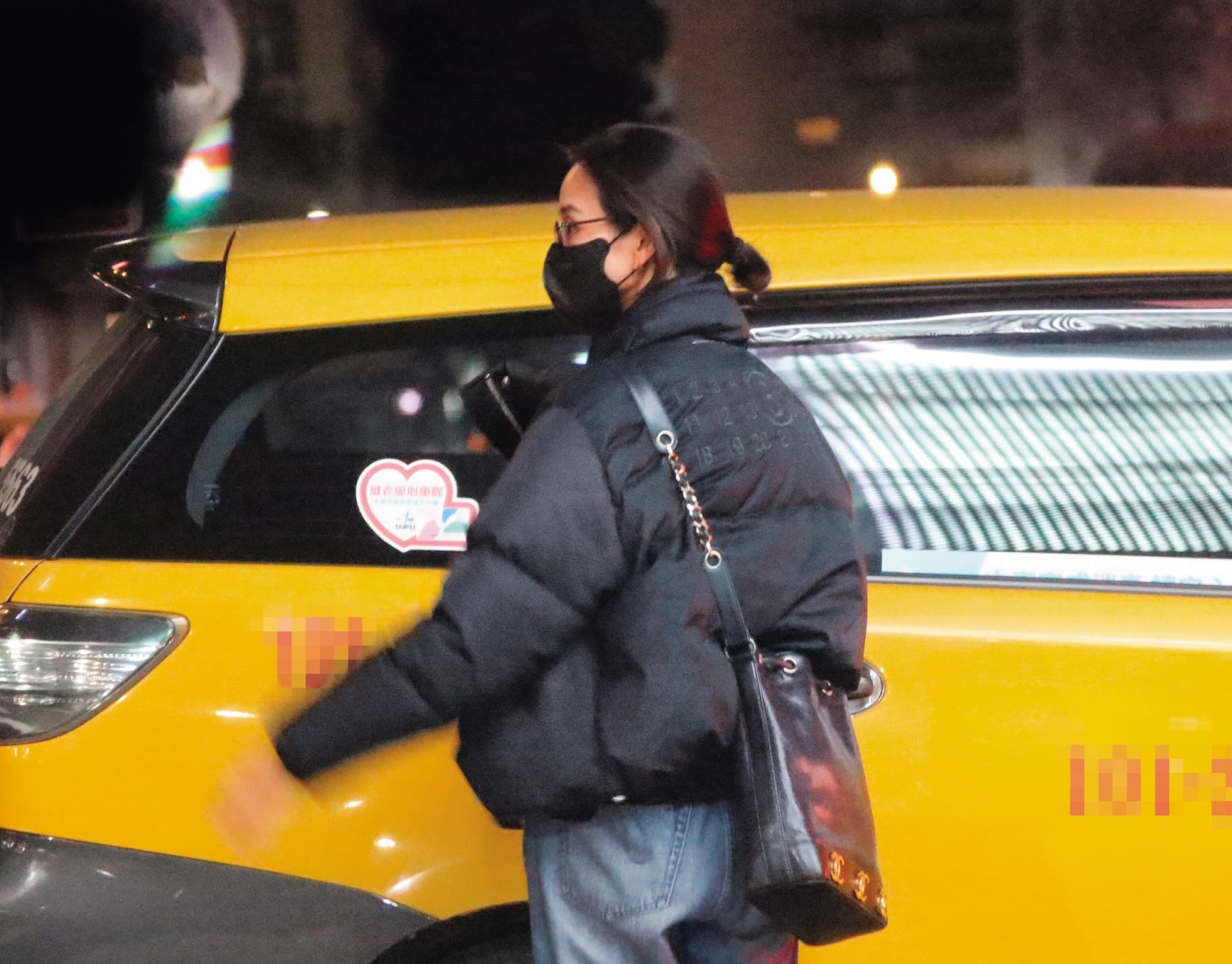12/27 02：32 東西交接完畢，張鈞甯連對方車窗都還沒搖上，就快步走去搭另一輛小黃。