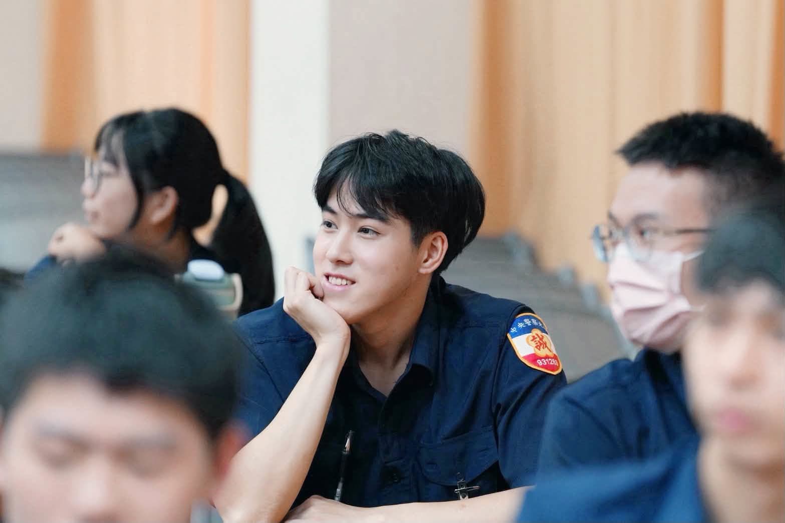 高雄市警察局發文分享警大實習生的照片。(翻攝自高雄市政府警察局臉書)