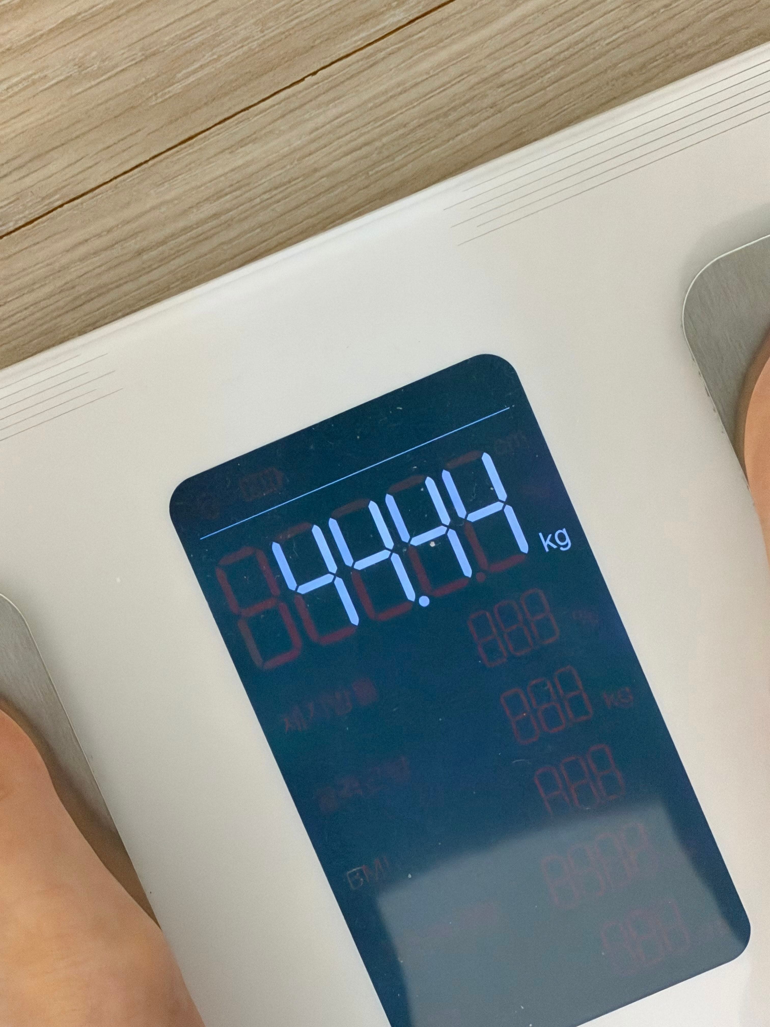 李多慧在Threads上,大方曬出自己的體重照片,體重計上顯示「44.44kg」。(翻攝自李多慧Threads)