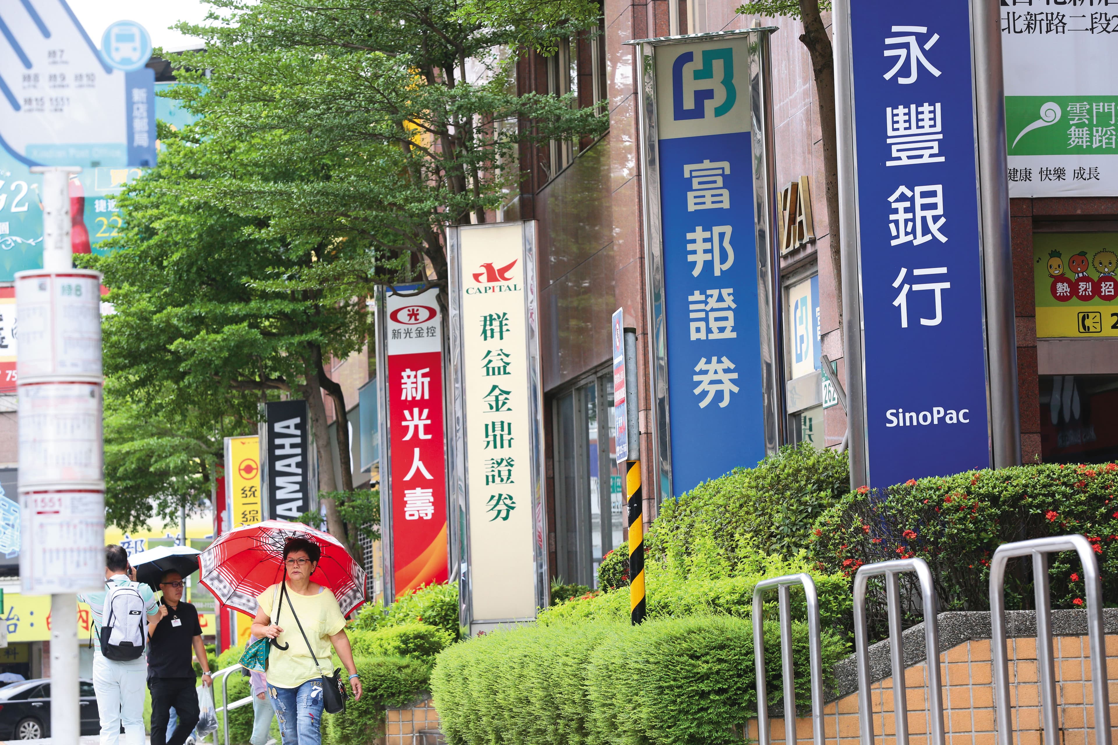 在「天時、地利與人和」下,加上國家政策推動,臺灣金融業是否抓住這股浪潮走向國際,現在正是一個關鍵分水嶺。