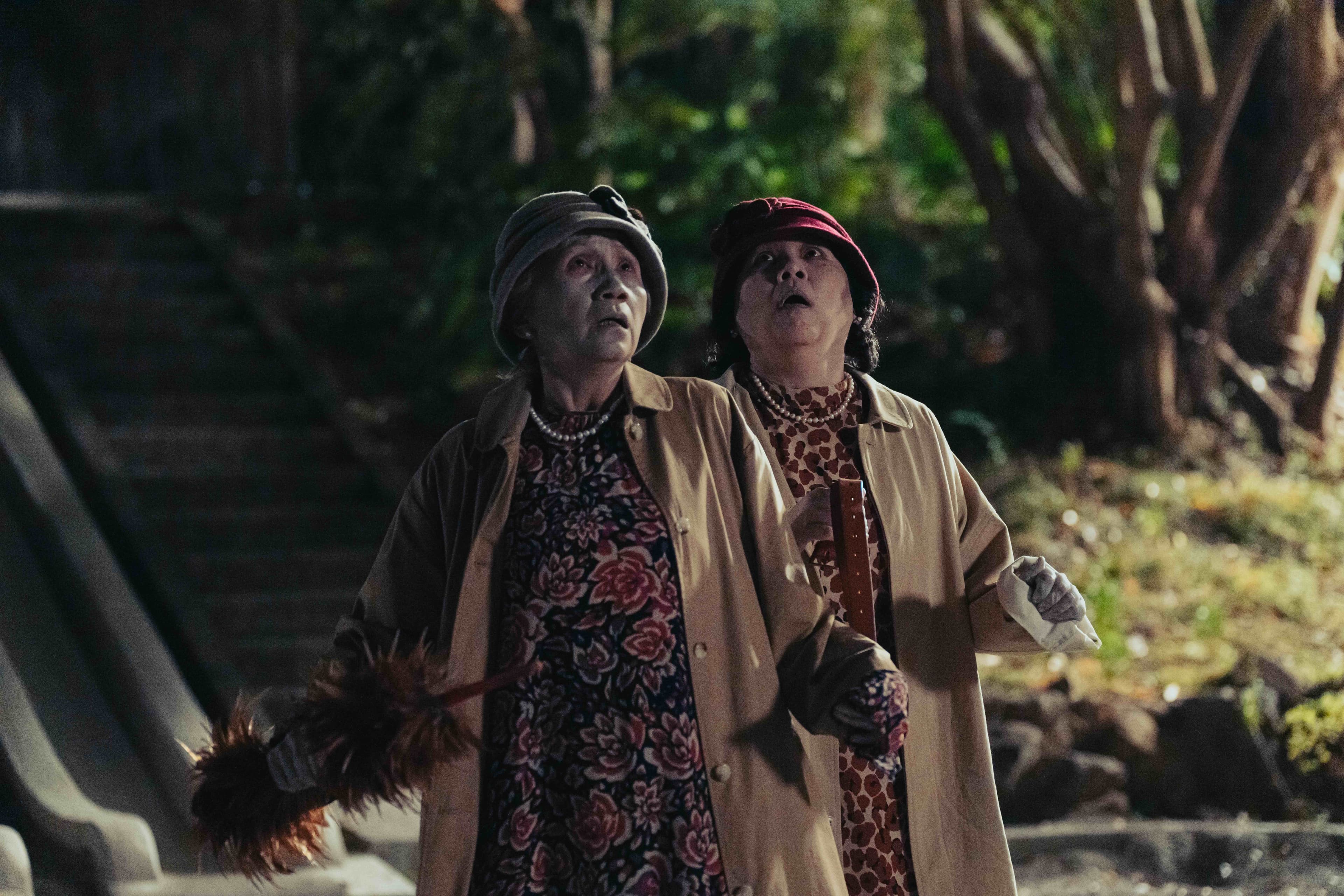 陸弈靜與王琄飾在《乩身》飾演溫暖且幽默的奶奶鬼。（Netflix提供）