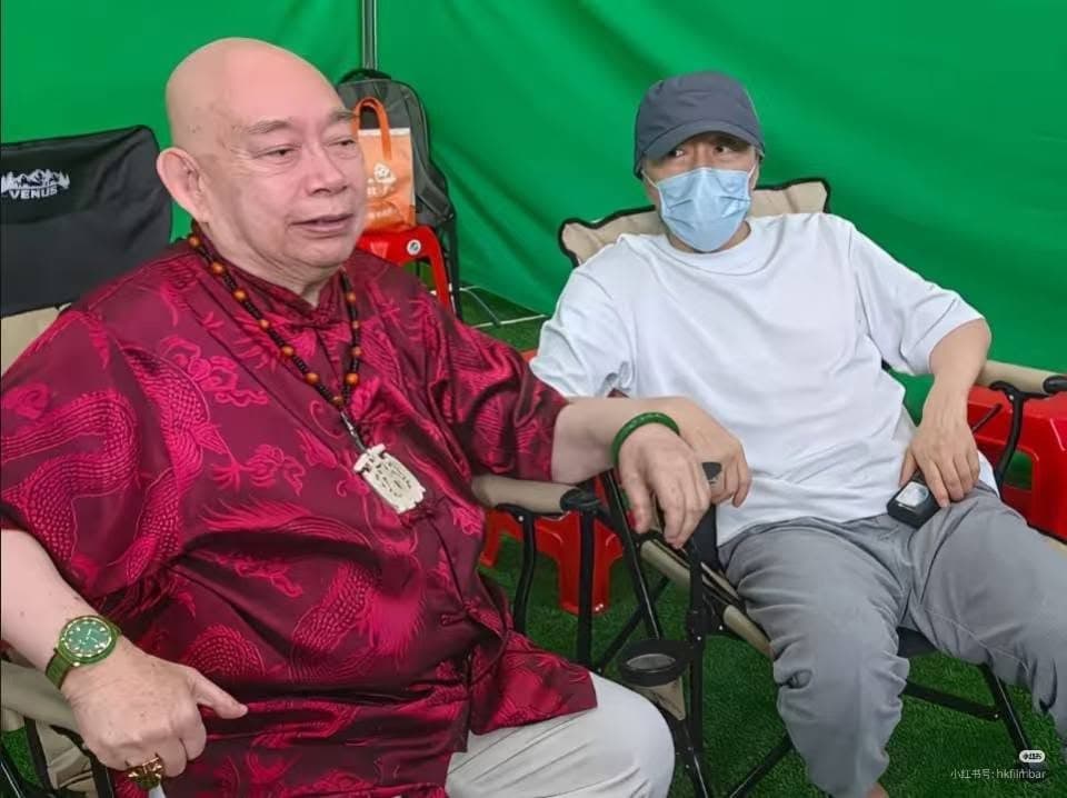「大師兄」黃一飛傳言曾因在《少林足球》被周星馳用道具瓶爆頭對周星馳心生不滿,但早前《功夫女足》花絮影片見到他與周星馳在綠幕前同框,2人似已破冰。(翻攝自小紅書)