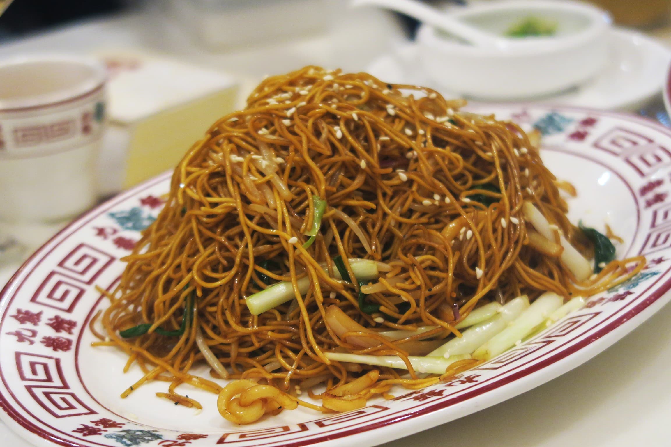 很考驗師傅炒功的「豉油皇魷魚絲炒麵」非常乾爽,魷魚絲是味覺亮點。(港幣118元/份,約NT$478)