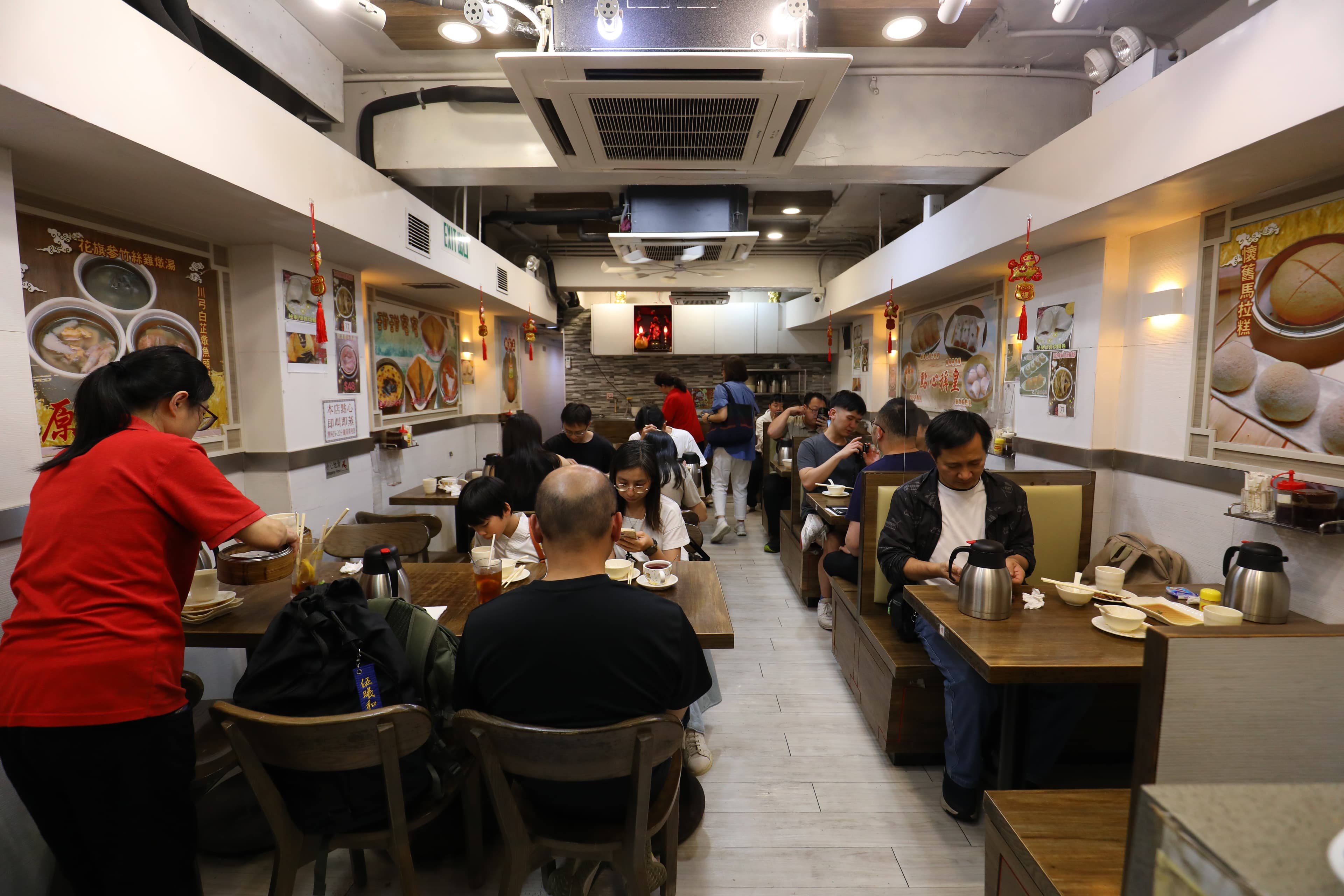 用餐空間還算寬敞,店員服務也很親切。