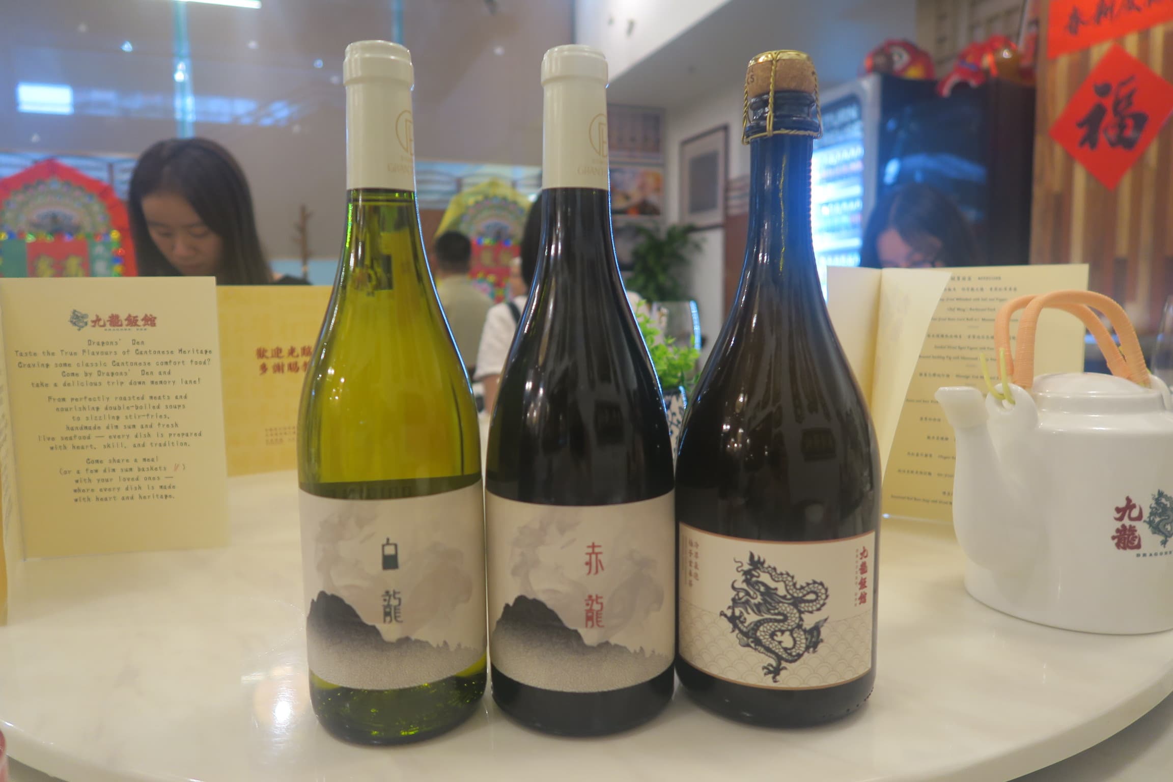 九龍飯館的飲料皆是訂製,紅白酒、氣泡茶一應俱全。