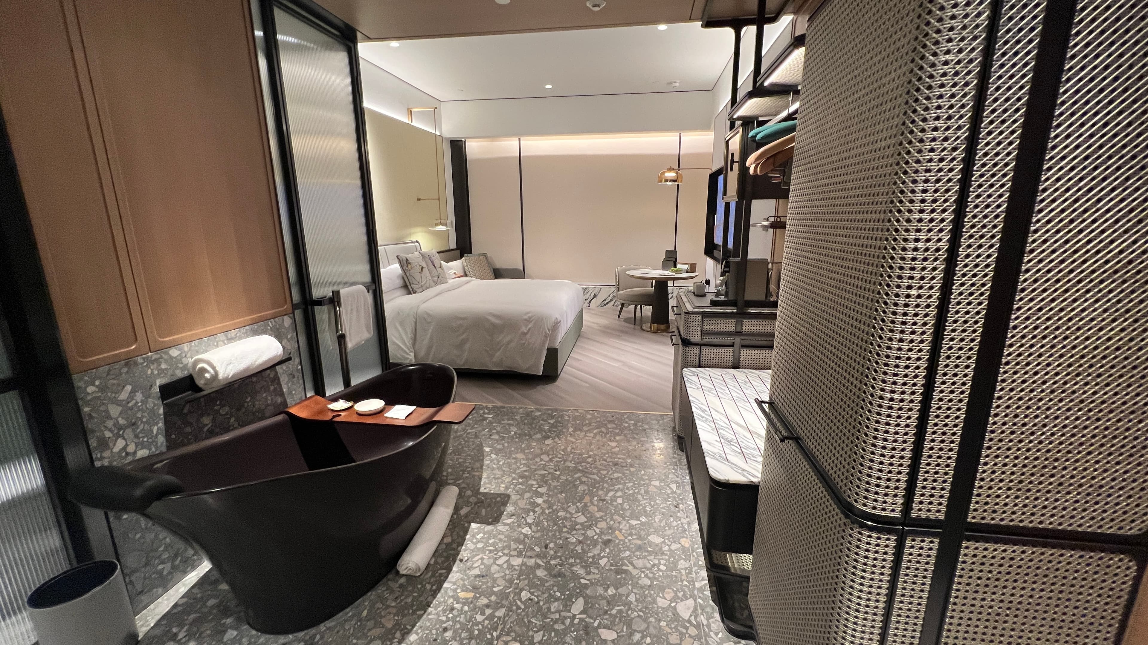 「1 King Premium Sunrise Sea View」的標配是一張大床與獨立浴缸,睡眠空間與衛浴空間以地板材質區隔。