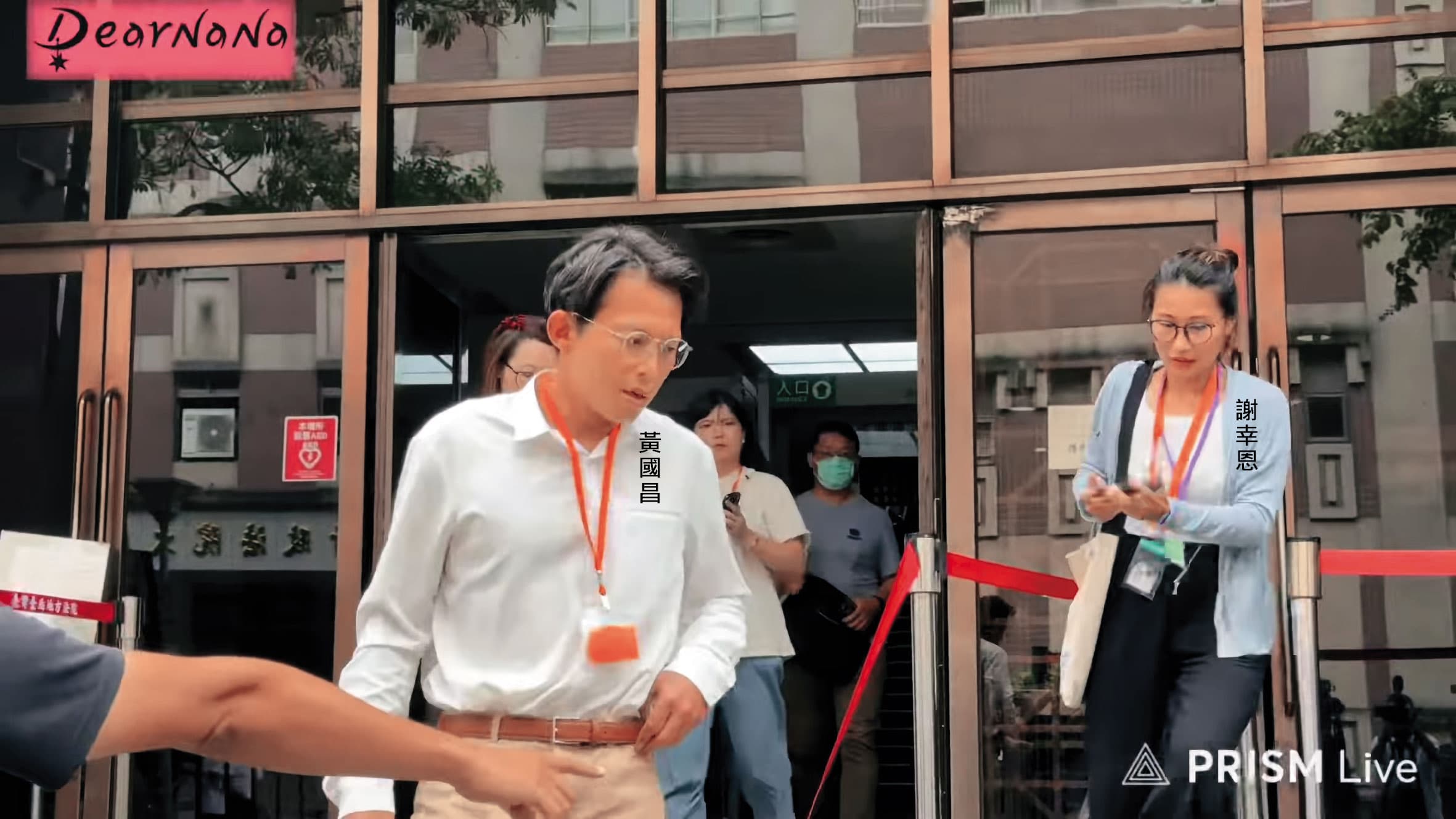 外界懷疑黃國昌吸收謝幸恩藉撰稿發文操弄輿論。(翻攝DearNaNa YouTube直播)