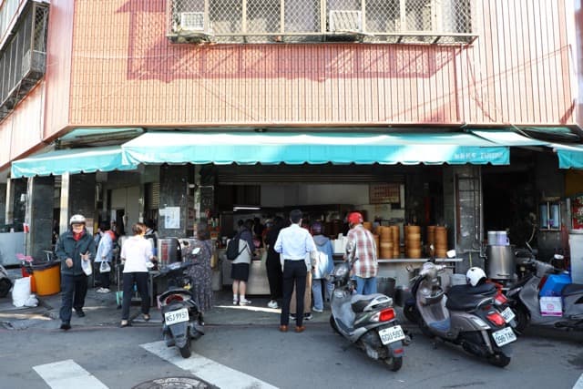 「天津苟不理湯包」本來有招牌，後來被颱風吹走了，因為生意太好，老闆也懶得再設招牌，反正客人都找得到。