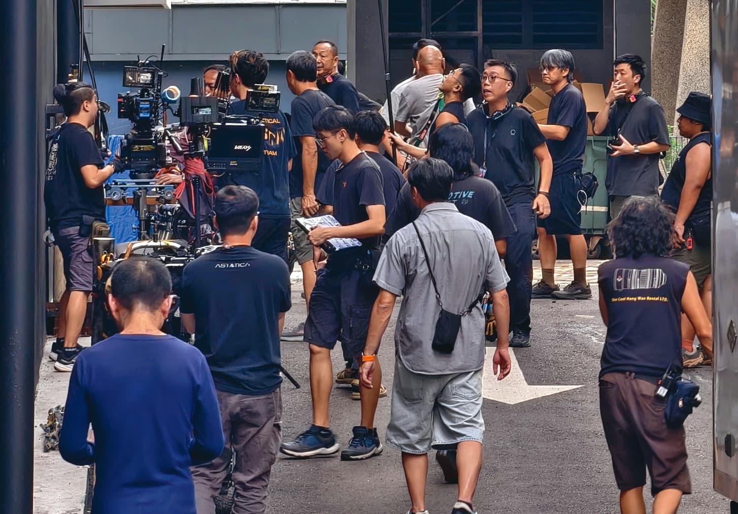 劇組封街拍攝,動員諸多拍攝器材及工作人員,當地市政局也派員到場維持交通。(讀者提供)