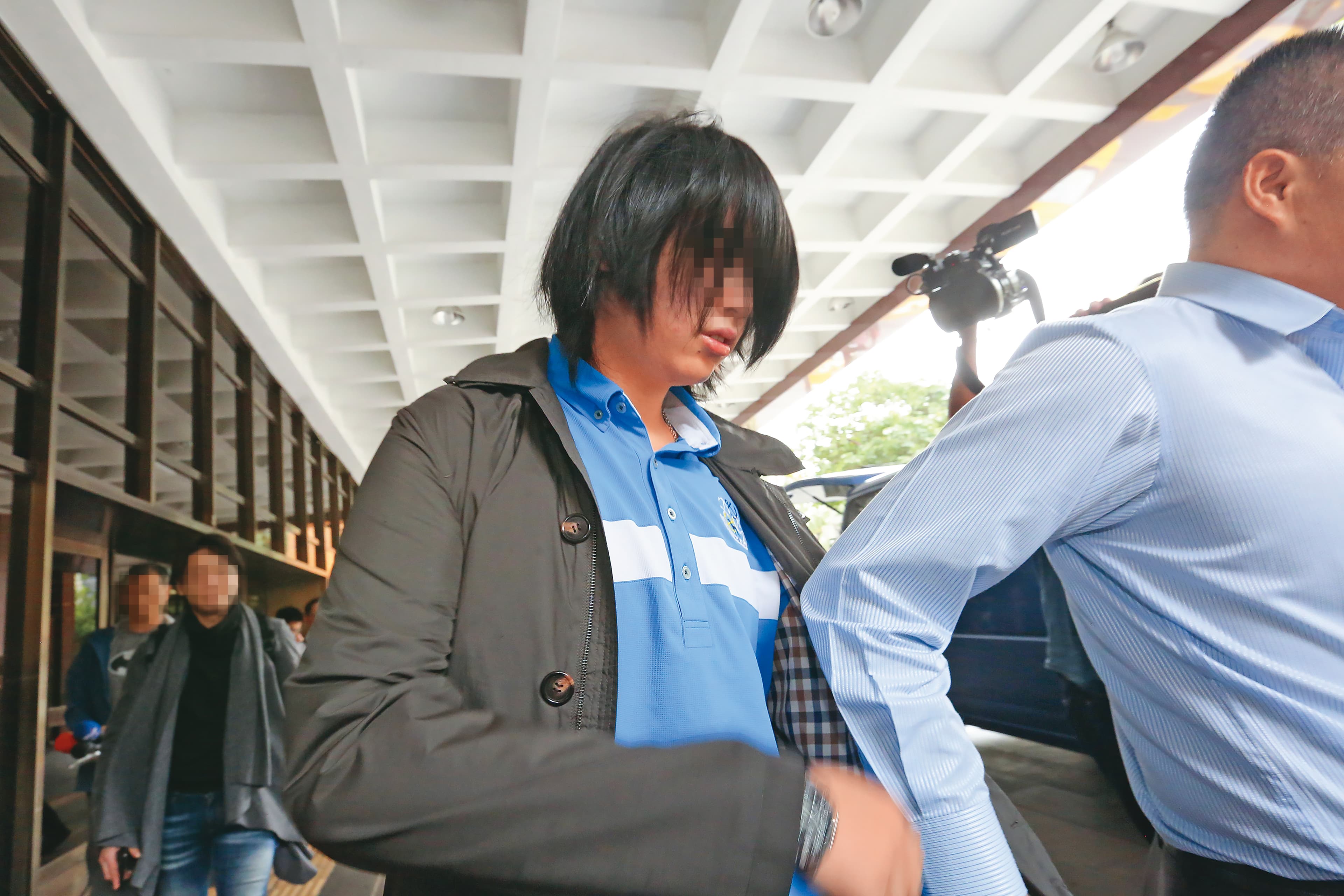 王文洋與呂安妮的兒子王銓勵(左)因父母間的訴訟,2018年19歲時首次在媒體前曝光。