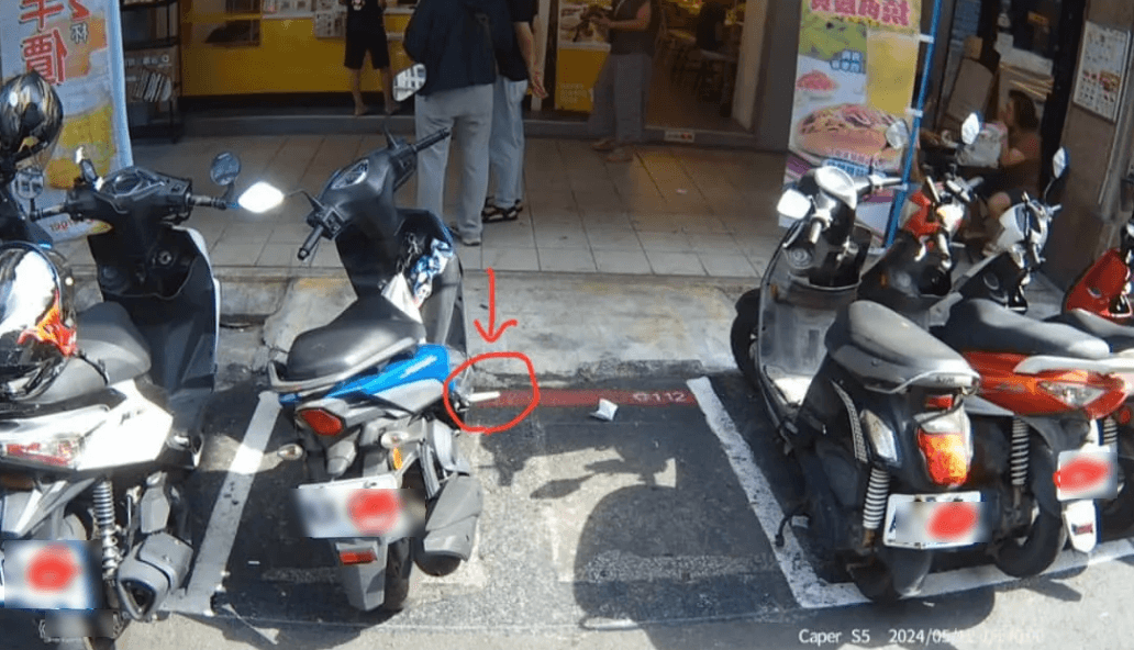 網友抱怨某機車騎士停車時不僅直接立側柱,還沒將飛旋踏板收起來。(翻攝《爆料公社》社團)