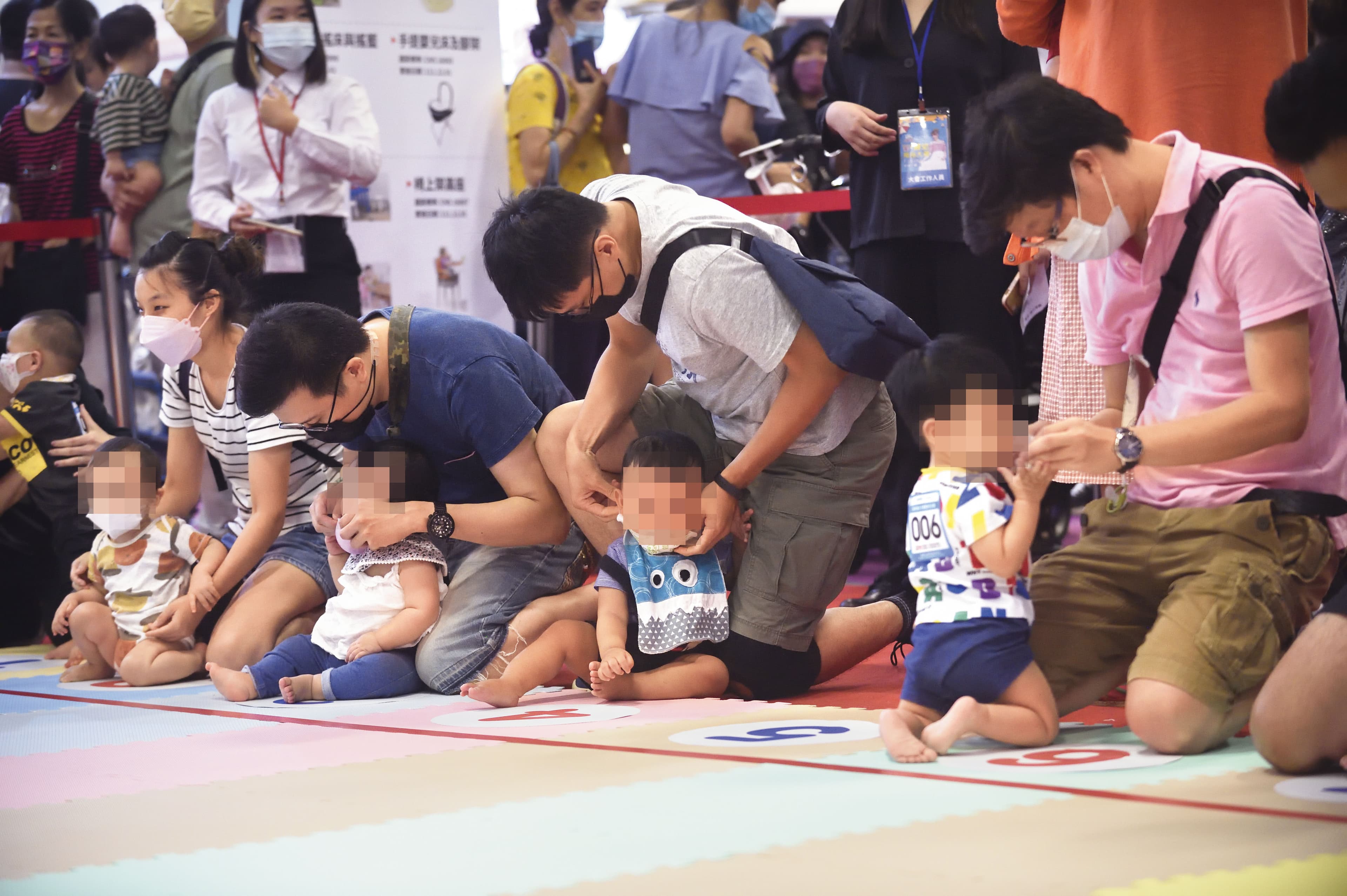 沈伯洋加碼2大免費措施助攻家長,主張免費到宅育兒指導次數、家長免費心理諮詢都應增加。圖為親子互動示意圖。