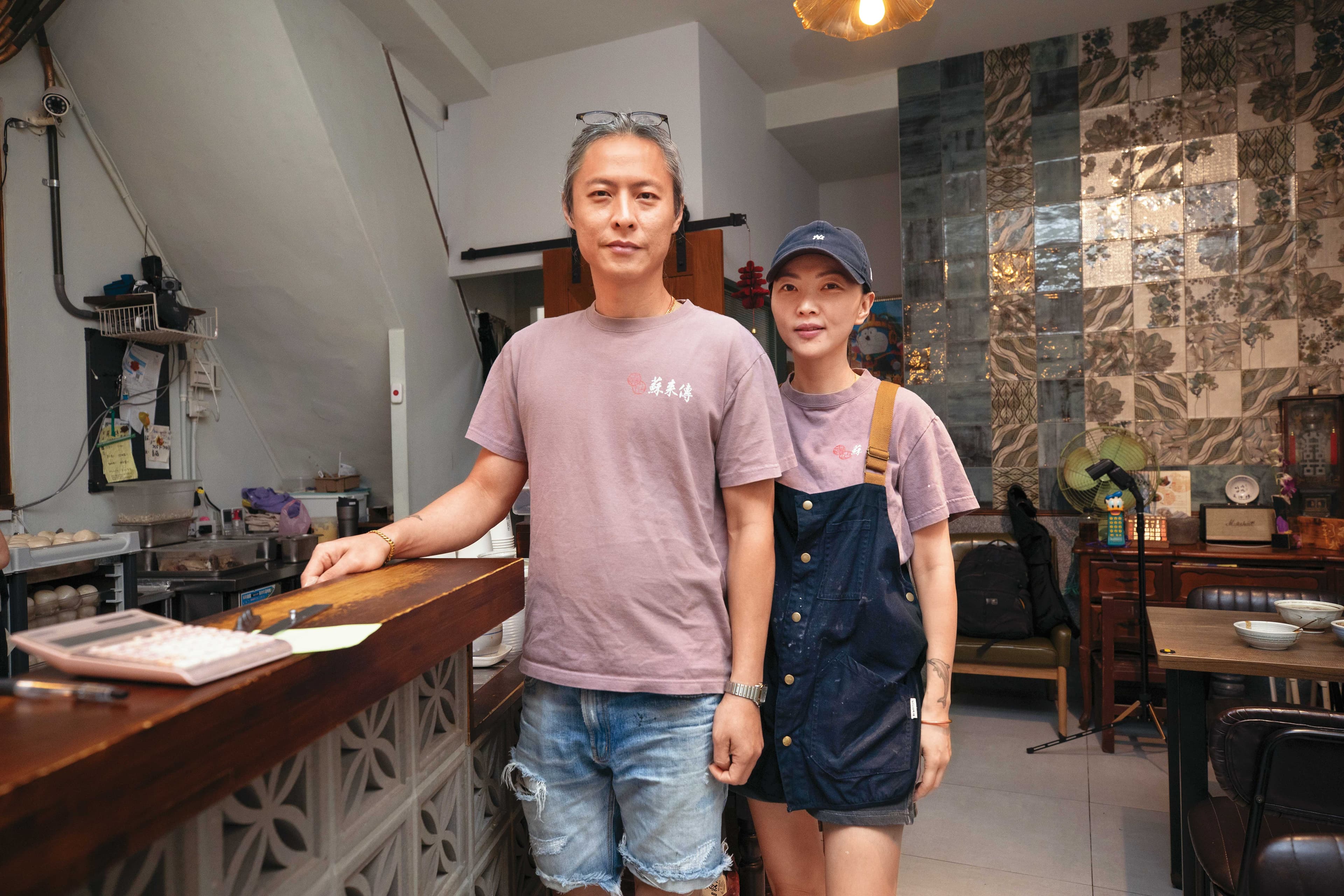 第三代小兒子蘇成業(左)在妻子唐儀臻(右)支持下,走過抗癌路,親自操刀設計,讓老店多了文青質感。
