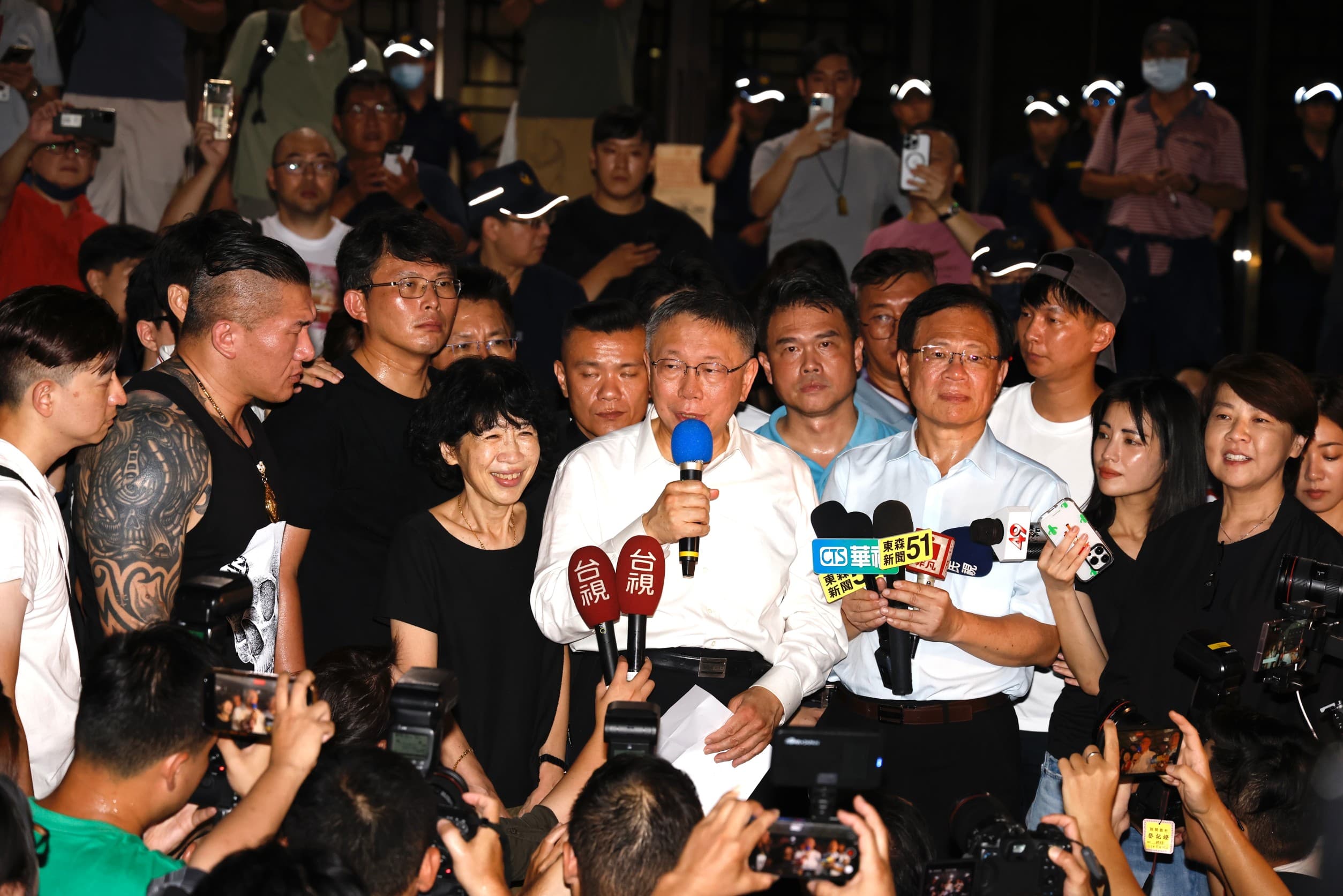 柯文哲步出北檢向支持者致意、簡短發表談話後，與陳佩琪、黃珊珊搭車抵達黃珊珊汐止住處。