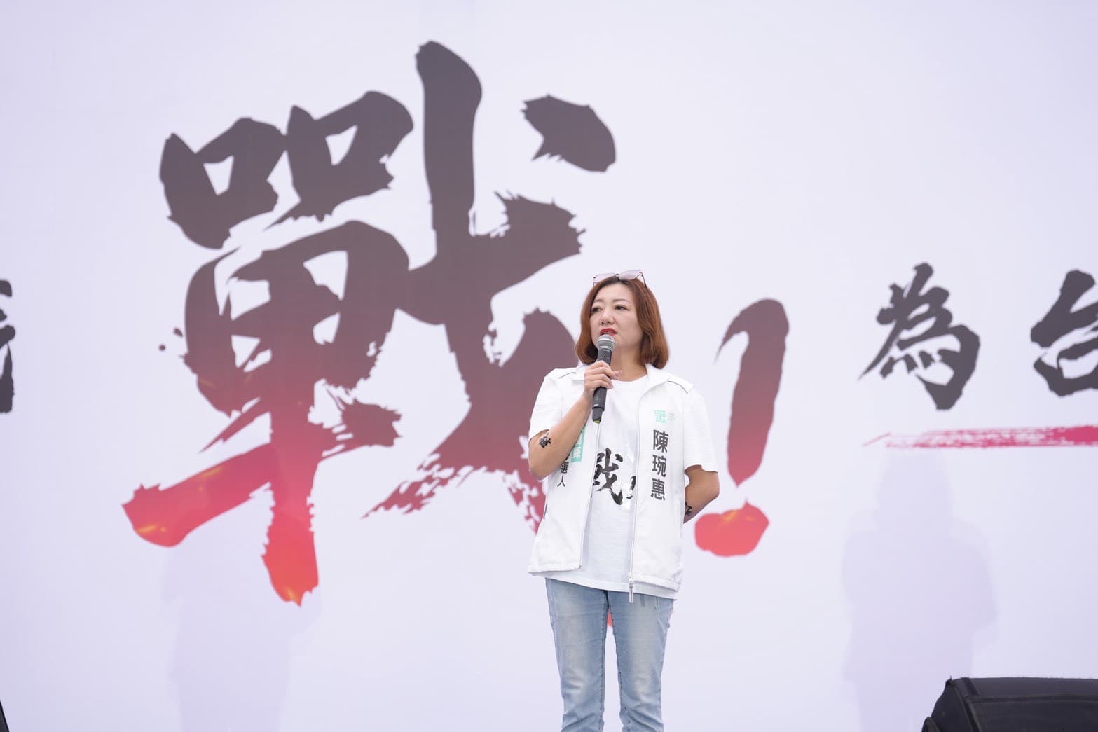 民眾黨宜蘭縣長參選人陳琬惠在台上講到哽咽,台下卻突傳鬧場插曲。(民眾黨提供)