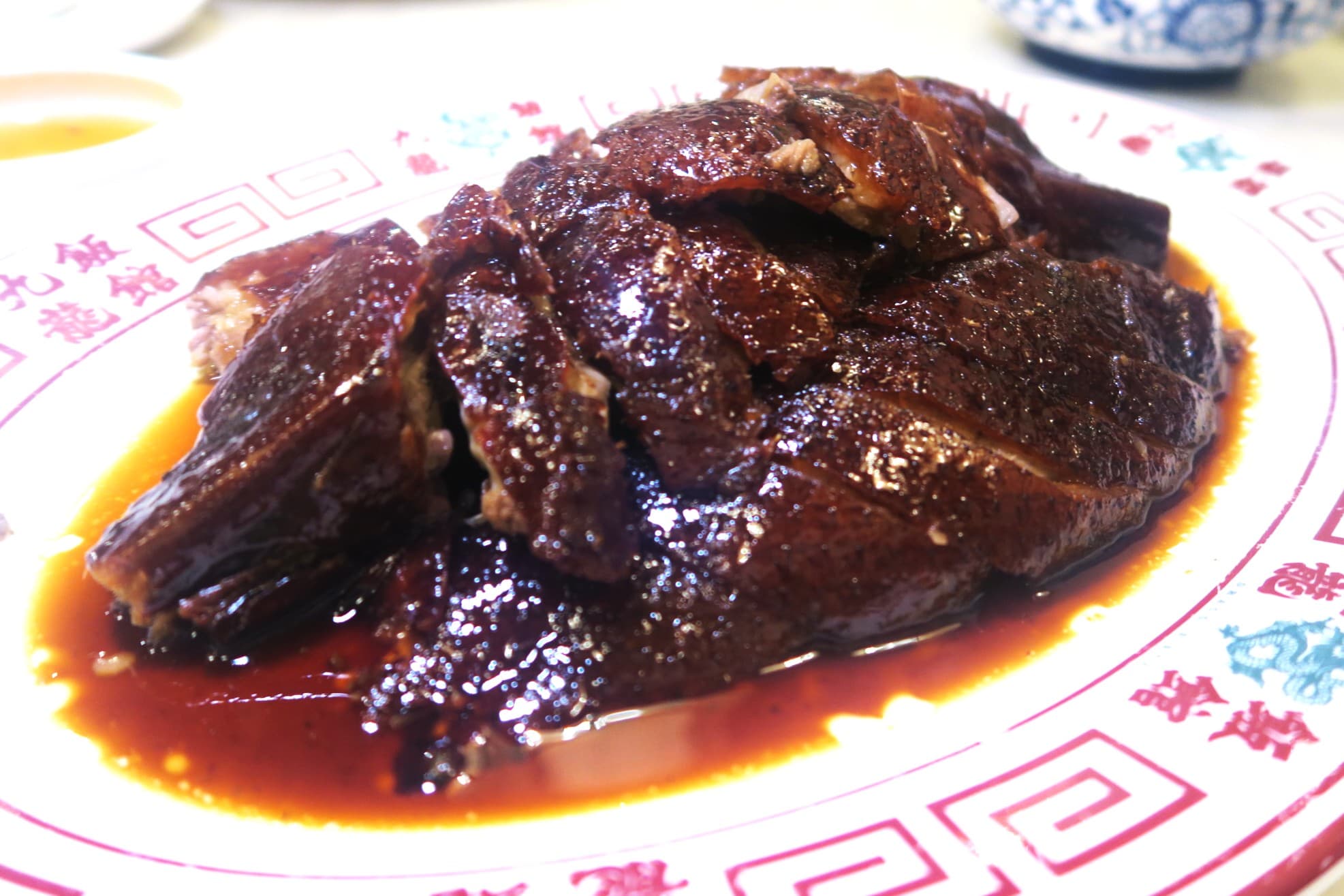 個頭大且肥腴的明爐燒鵝,燒得皮脆肉香,為這餐的燒味暴擊再加碼。