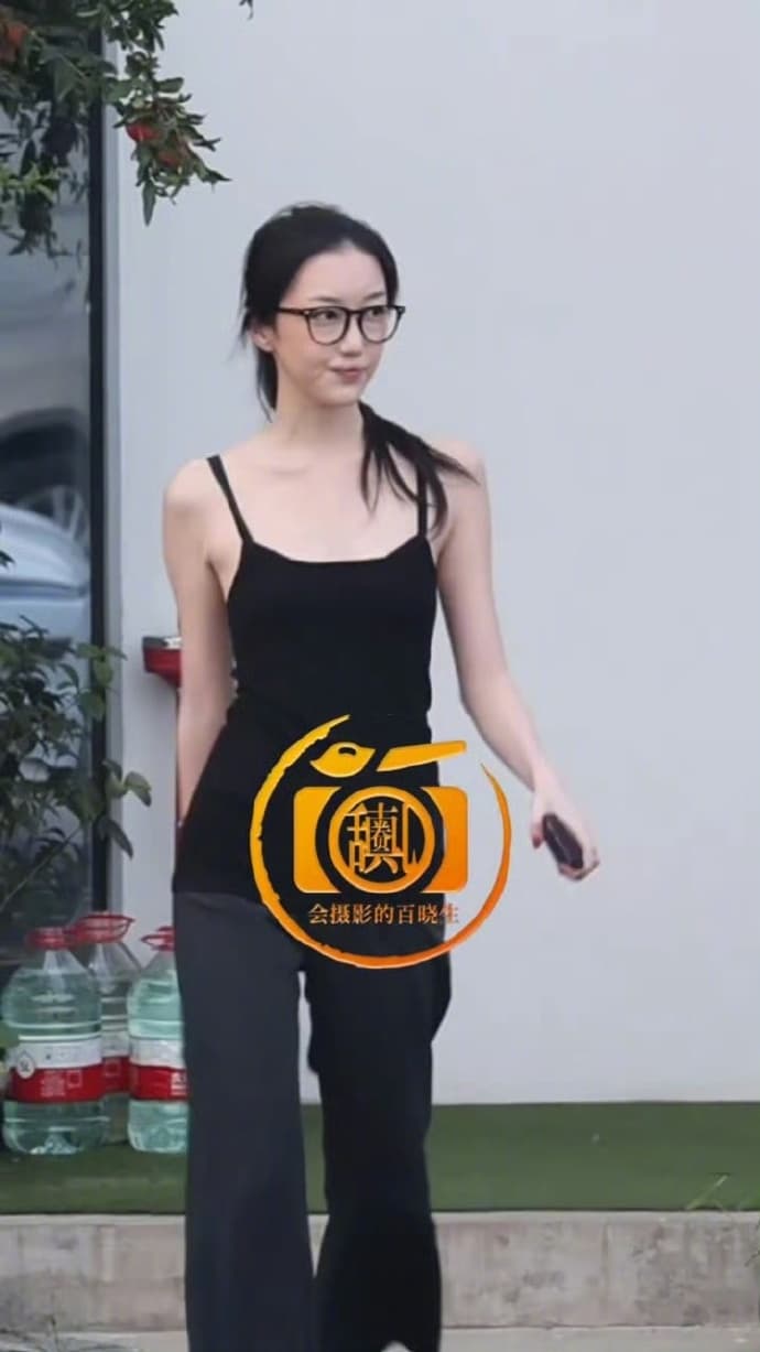 據悉李嫣的身高已經有175公分,比王菲的174公分還高;李嫣瘦長的身材完全遺傳到王菲(翻攝會攝影的百曉生微博)