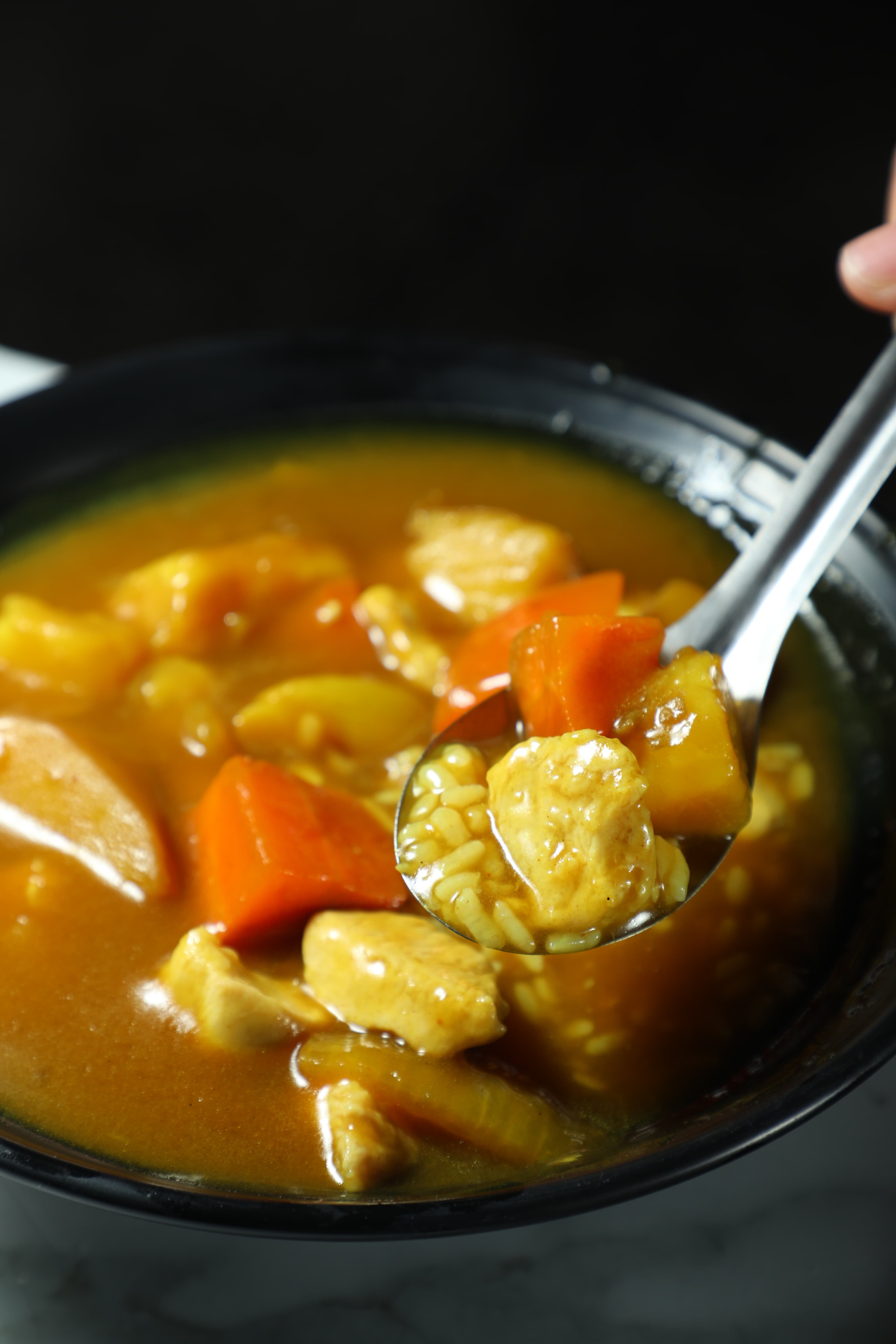 新推出的「咖哩飯雞肉丁」是午餐的好選擇。(65元/份)