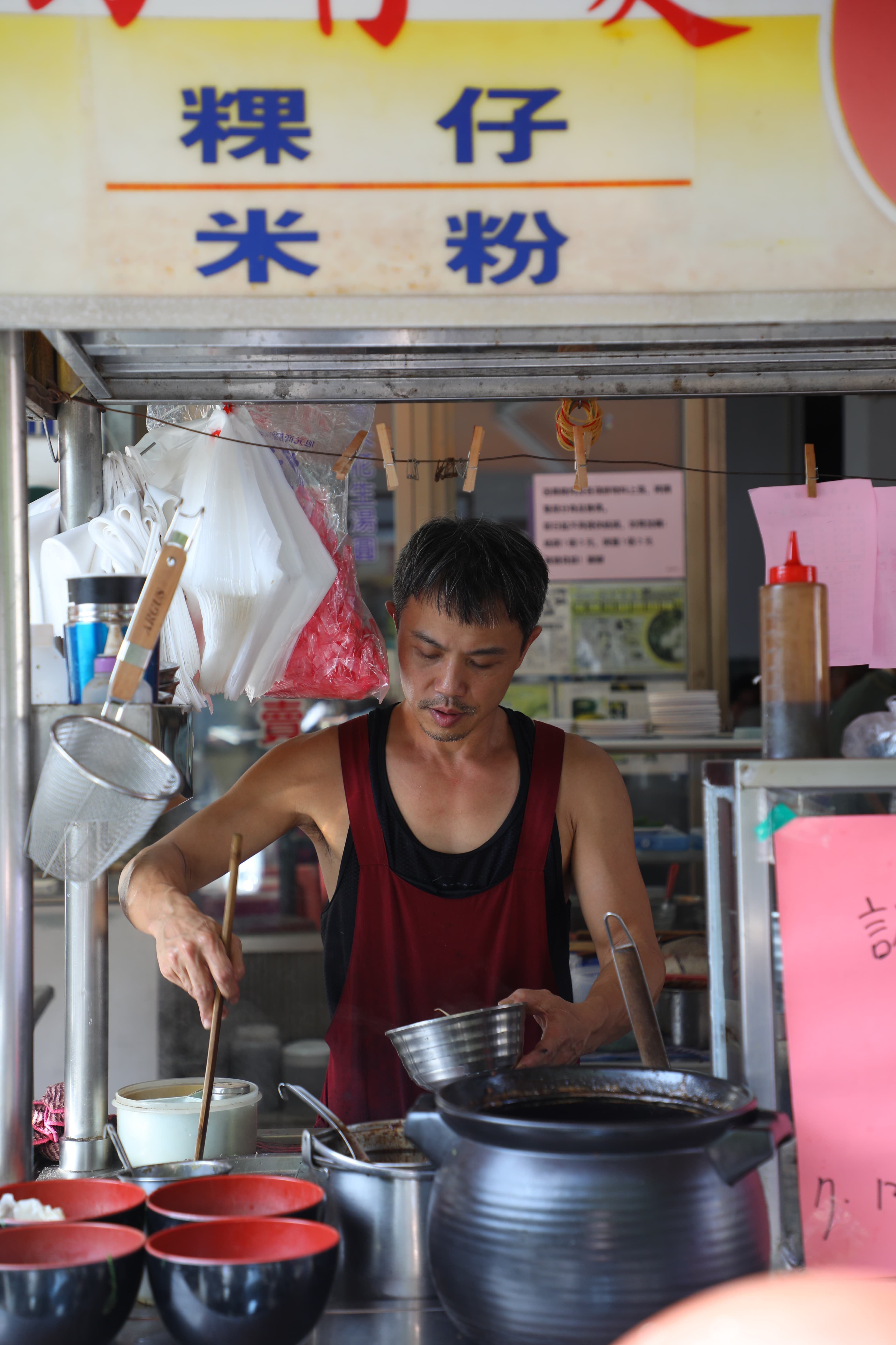 第二代的蕭老闆非常忙碌，煮麵煮湯圓的雙手從開店就沒停過。