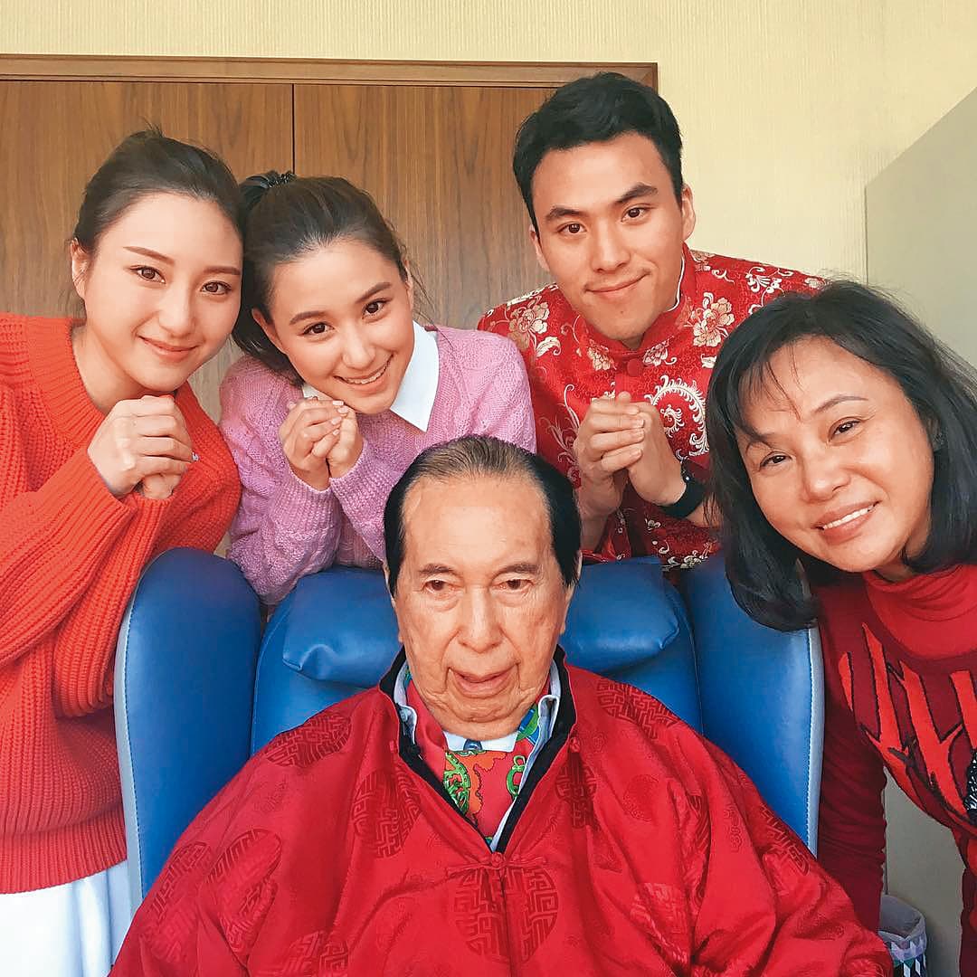 身價達新台幣2兆元的已故澳門賭王何鴻燊(前排左)有多位太太和子女,何超雲(後排左)是三房太太(前排右)所生,妹妹、弟弟為何超蓮(後排中)與何猷啟(後排右)。(翻攝自何超雲IG)