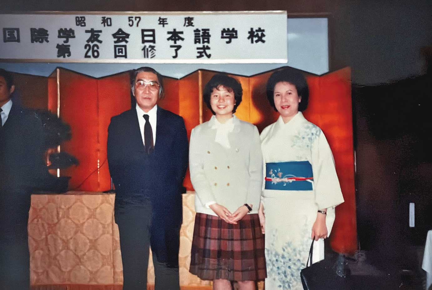曾婷婷(中)18歲就到日本讀書,母親(右)特地赴日參加她在語文學校的畢業典禮。(曾婷婷提供)
