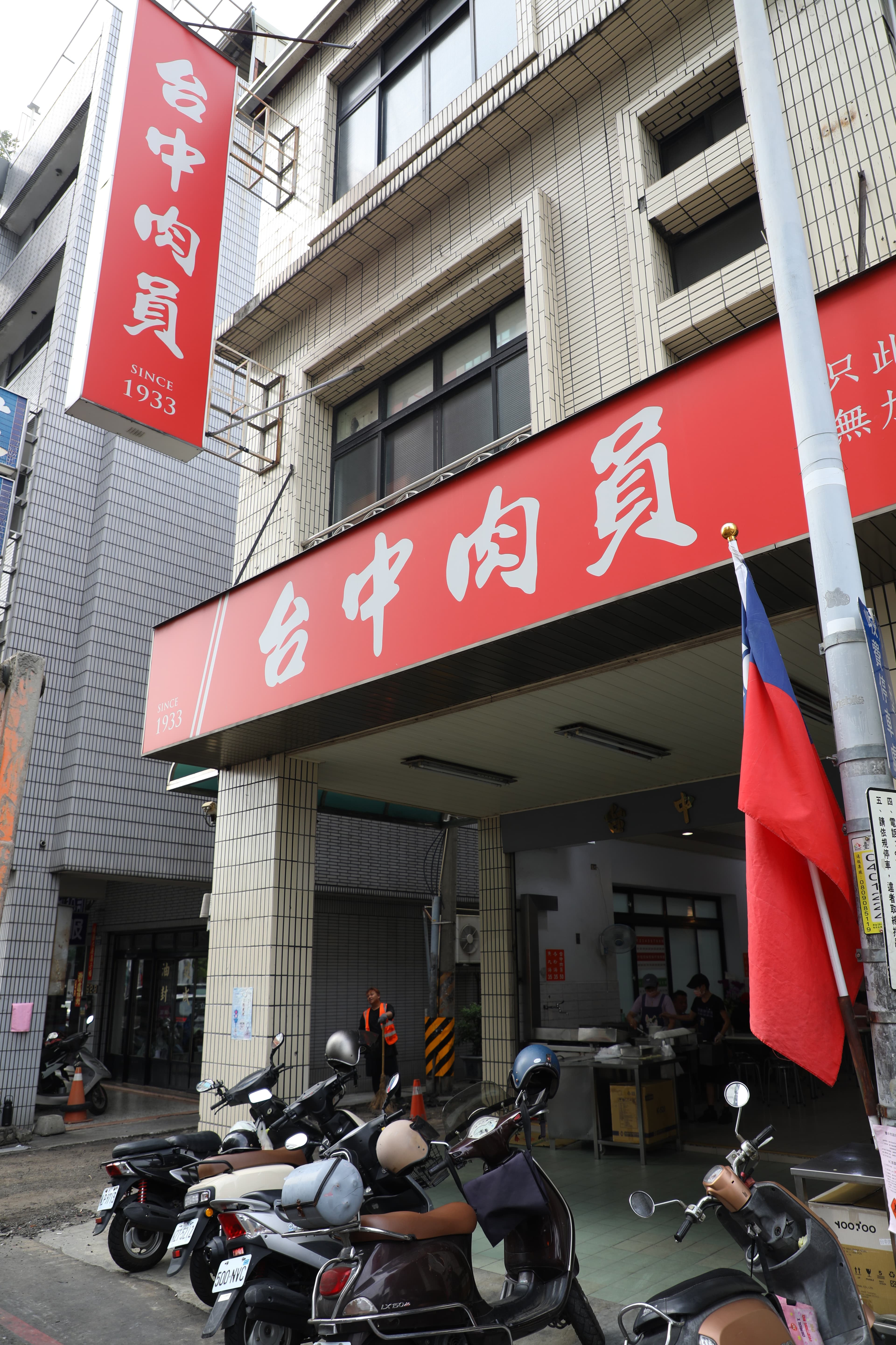 開在第三市場附近的「台中肉員」是獲得米其林必比登肯定的名店。