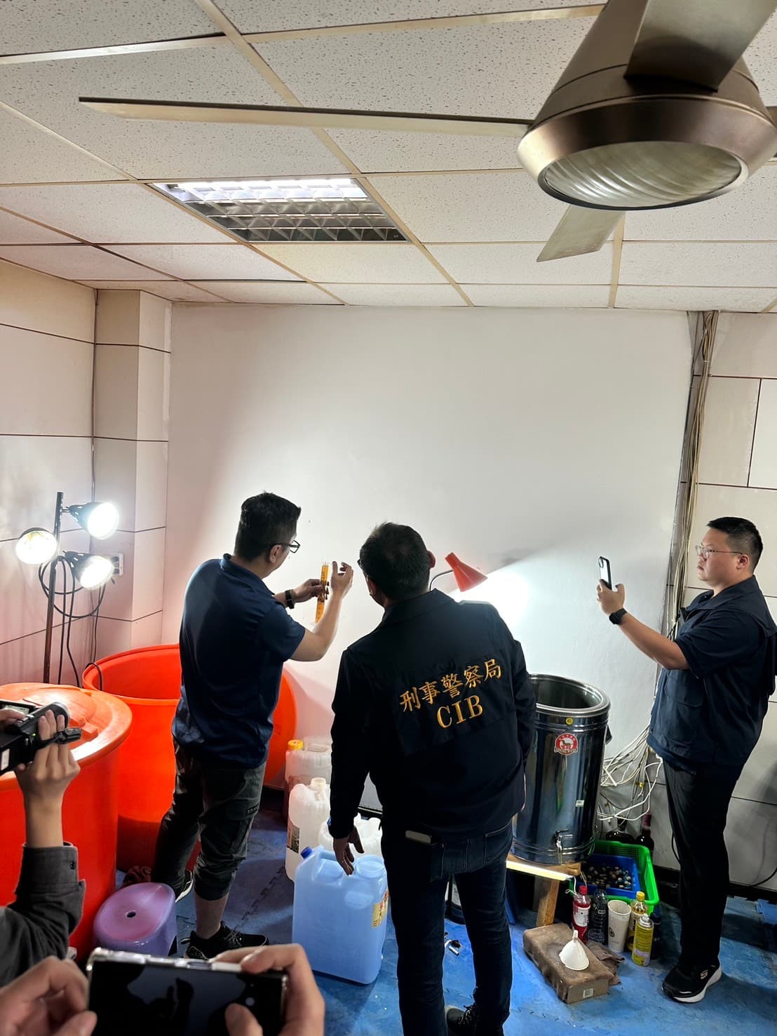 台中地檢署偵破以陳姓男子為首的私酒集團,從去年起「舊瓶裝偽酒」。(中檢提供)