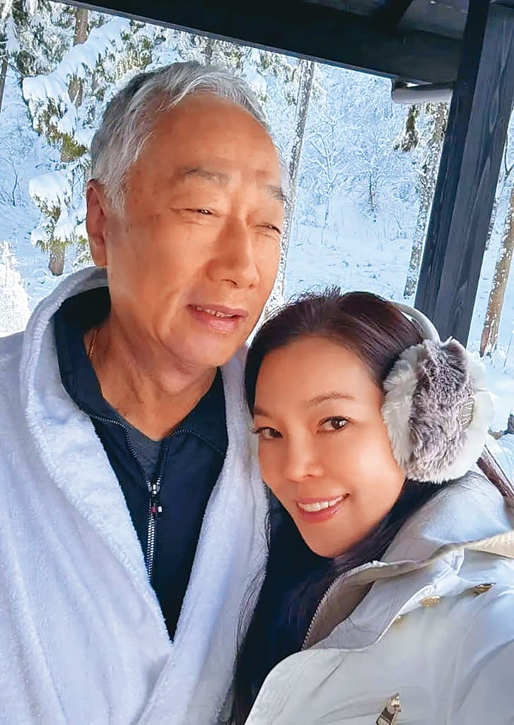 偶爾曾馨瑩(右)會曬郭台銘(左)的恩愛,今年初兩人把握時間,與家人一同前往日本滑雪、旅行。(翻攝自曾馨瑩IG)