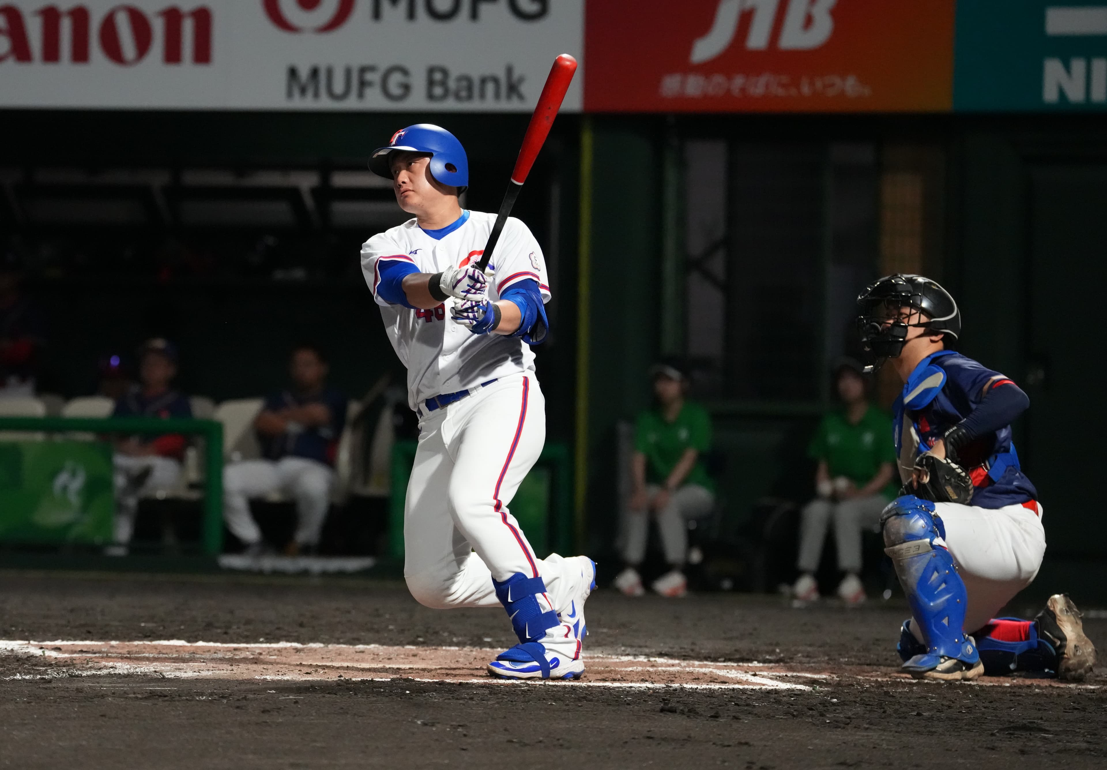 劉基鴻6局下敲出3分砲,擴大領先幅度,最終台灣以11:0擊敗香港,晉級超級循環賽。(中華奧會提供)