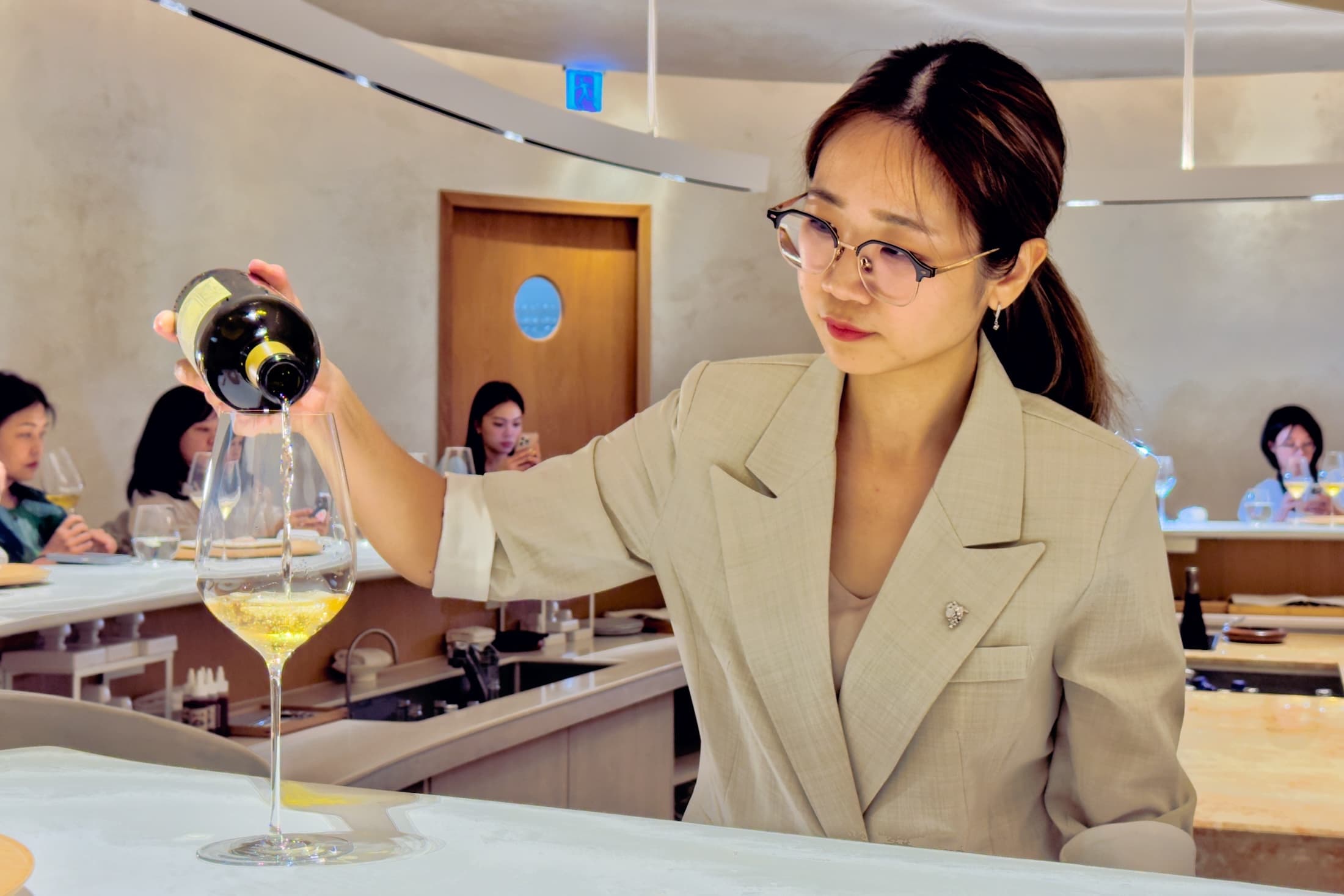侍酒師邱雯琪讓酒單保持機動性,除了搭配套餐,還會依天氣、時段與賓客選酒,約每3~7天調整一次。