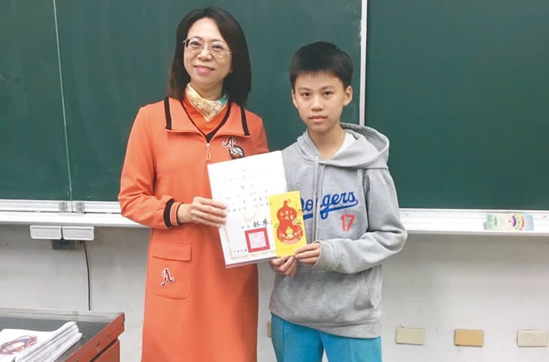 鳳山國中校長林季玲班表揚狀給國三學生江詠恩。(高雄市教育局)
