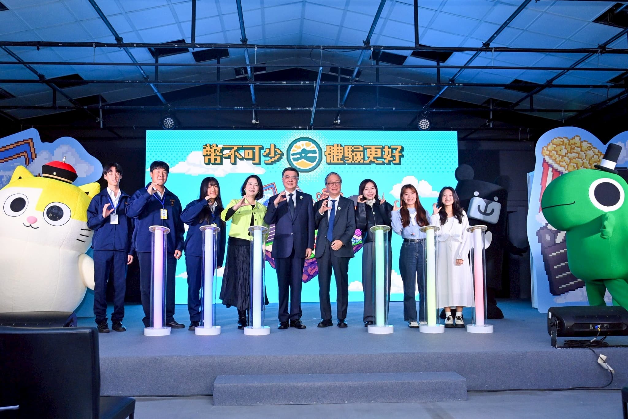 卓榮泰日前與文化部長李遠出席文化幣擴大發放記者會。(行政院提供)